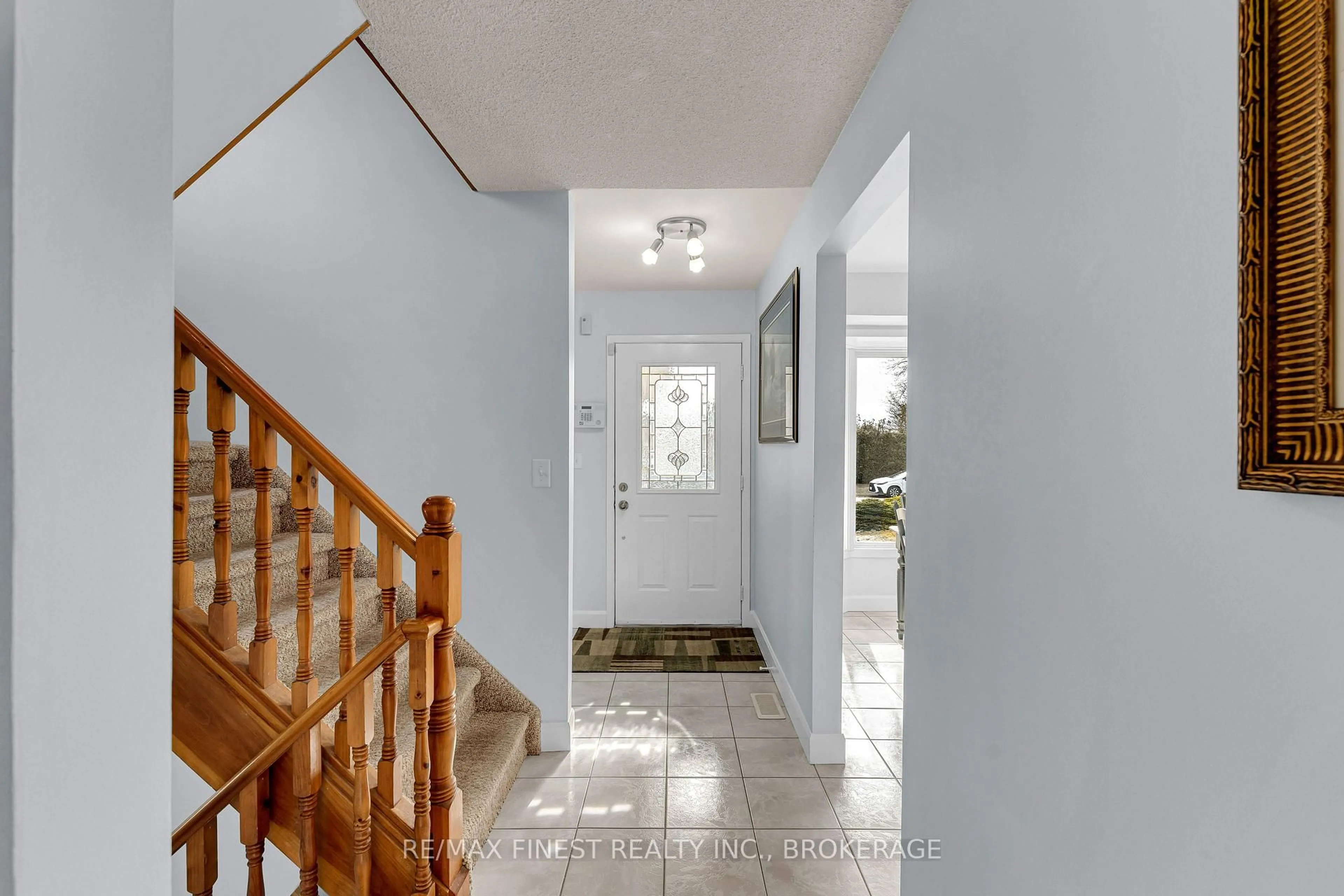 Indoor foyer for 972 Heaton Rd, Kingston Ontario K7P 1Y7