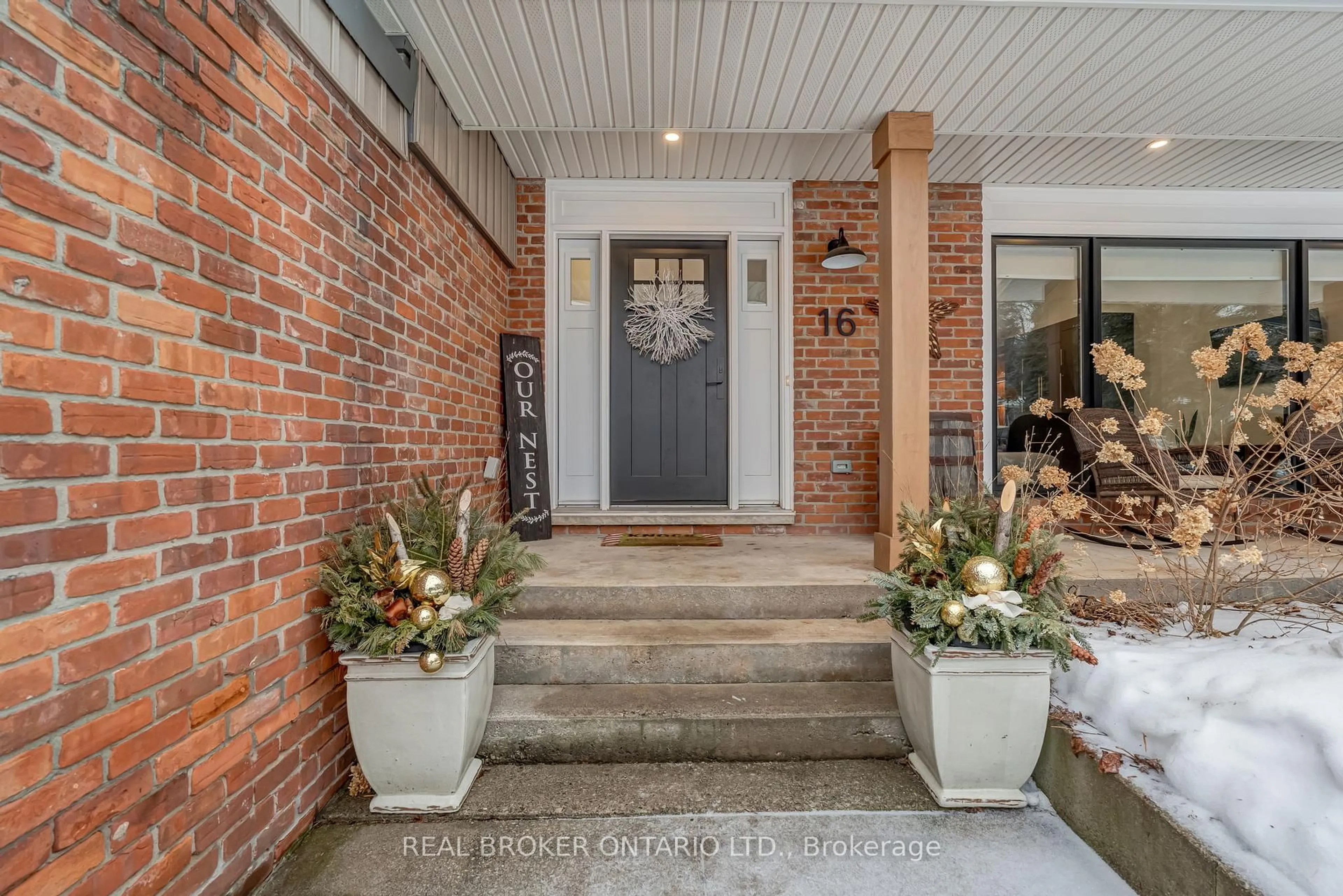Indoor entryway for 16 Bannisdale Way, Hamilton Ontario L0R 1H2