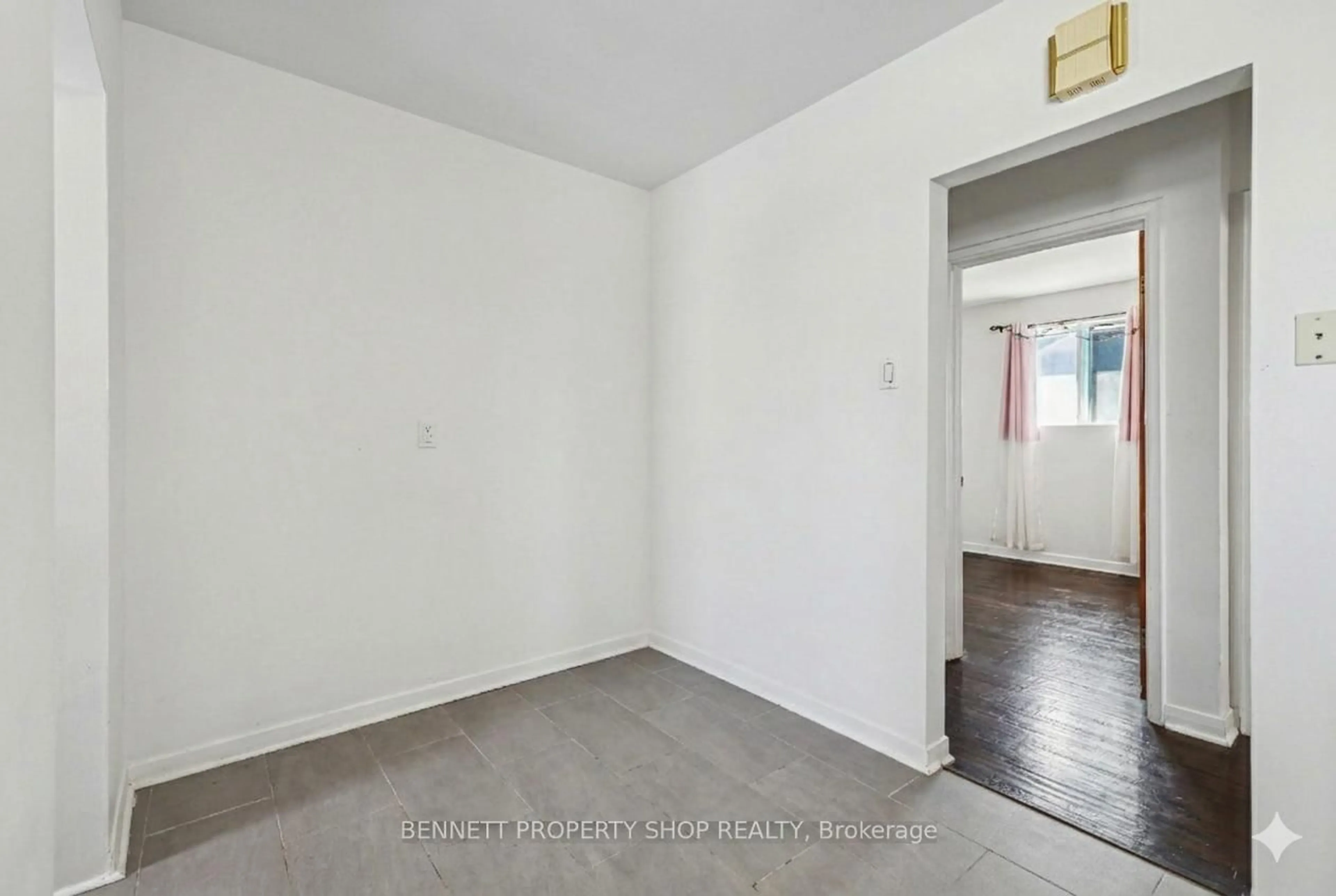 A pic of a room for 1112 Cobden Rd, Ottawa Ontario K2C 2Z2