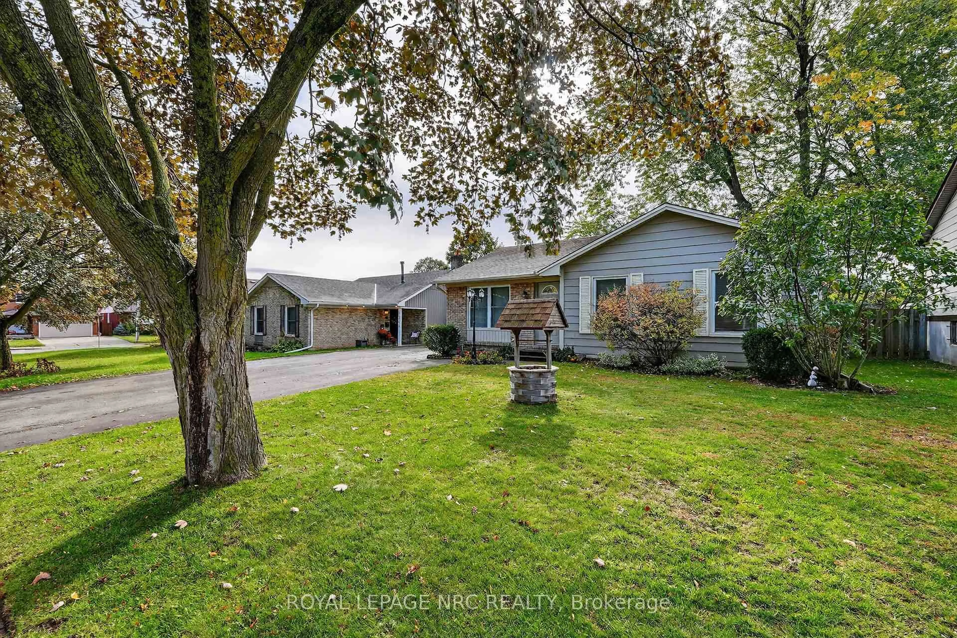 A pic from outside/outdoor area/front of a property/back of a property/a pic from drone, street for 6556 Leawood Crt, Niagara Falls Ontario L2G 7C4