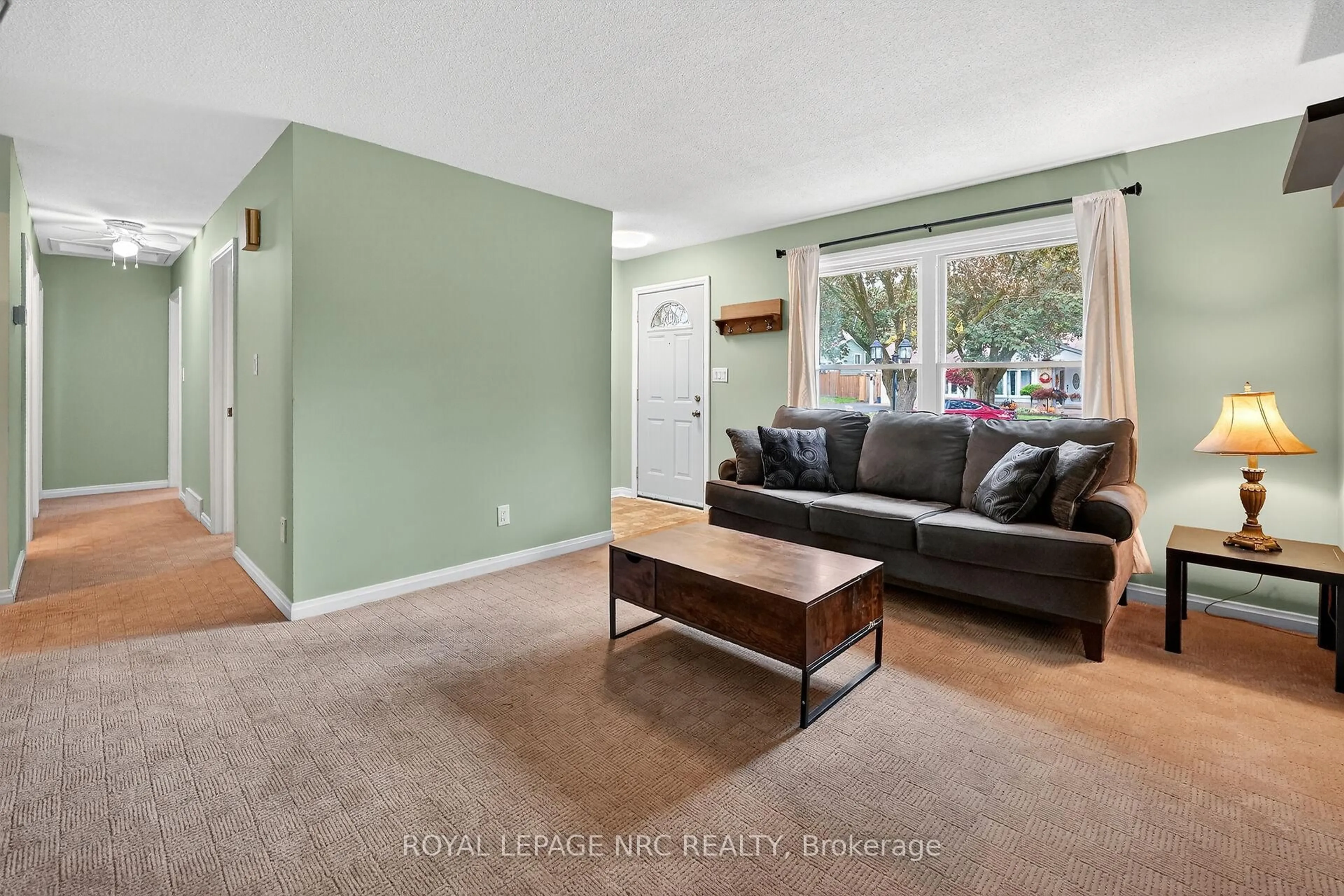 Living room with furniture, unknown for 6556 Leawood Crt, Niagara Falls Ontario L2G 7C4