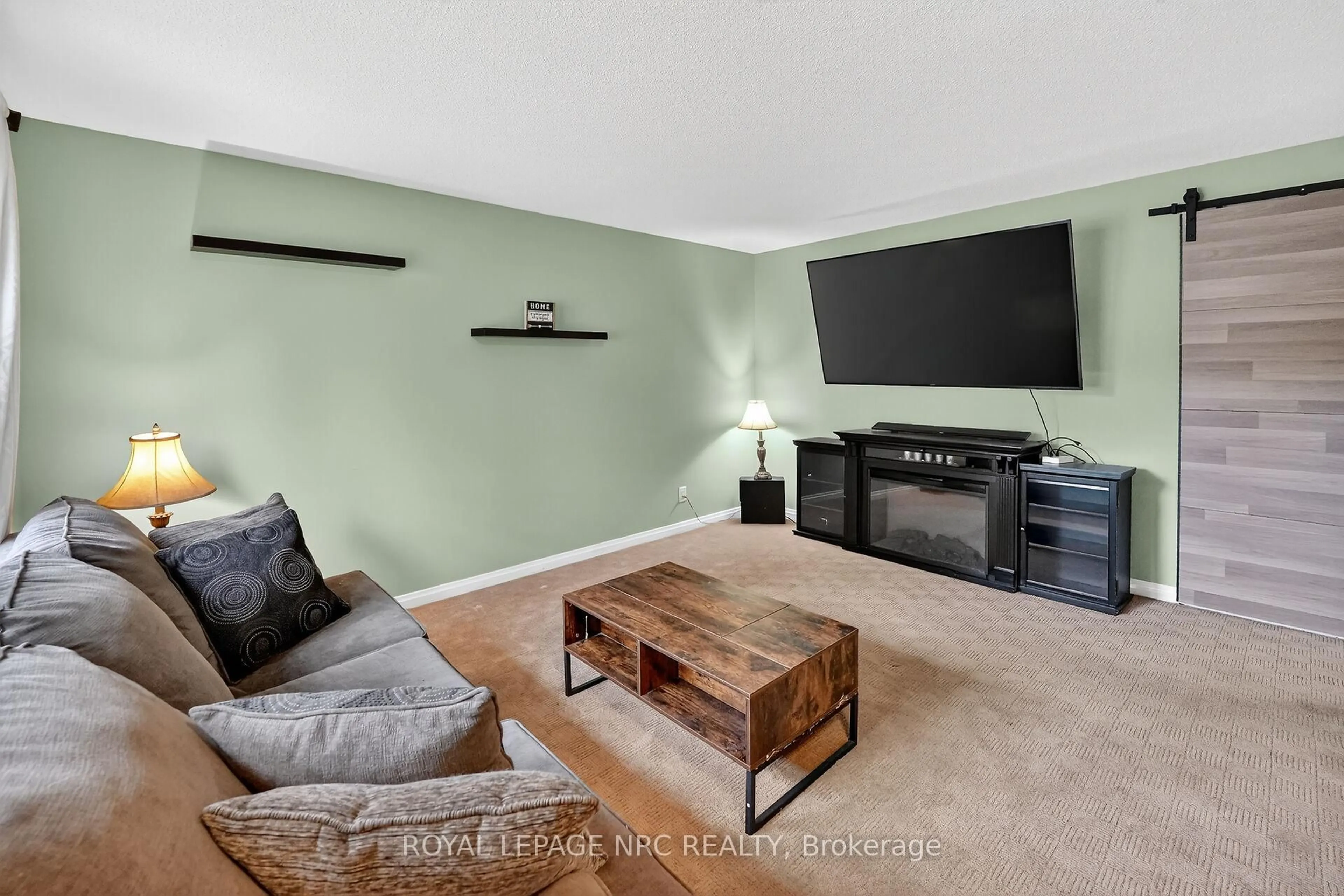 Living room with furniture, unknown for 6556 Leawood Crt, Niagara Falls Ontario L2G 7C4