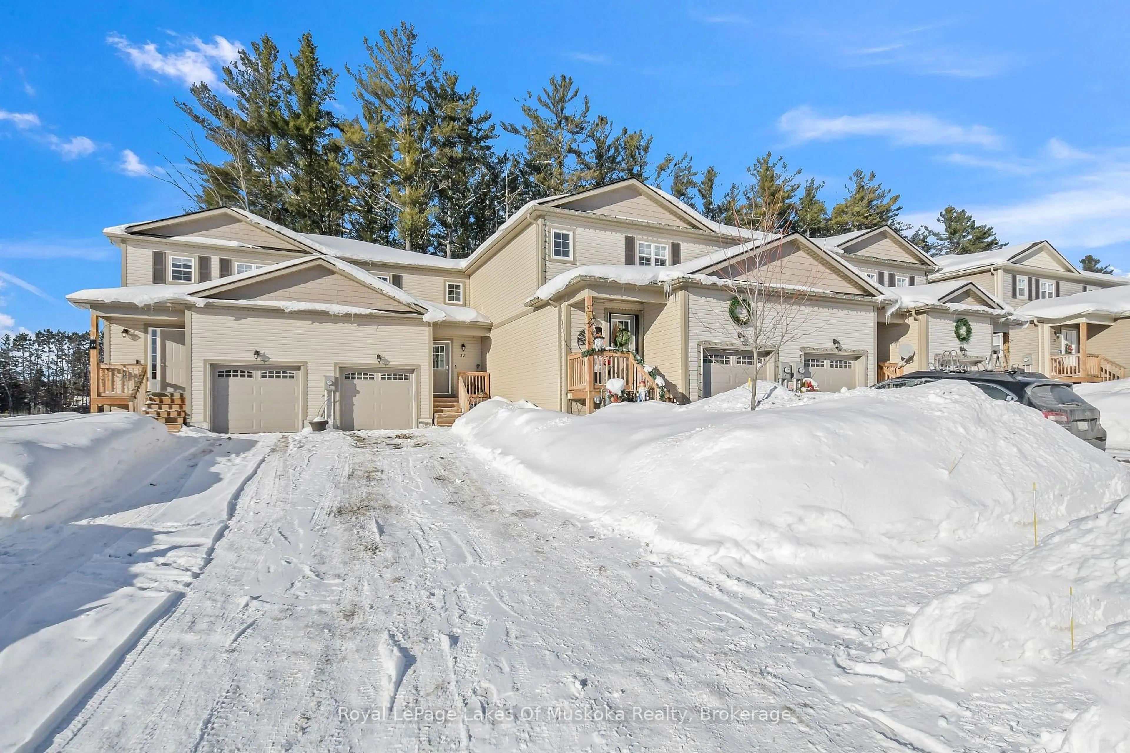 A pic from outside/outdoor area/front of a property/back of a property/a pic from drone, street for 31 Nicole Park Pl, Bracebridge Ontario P1L 0C8