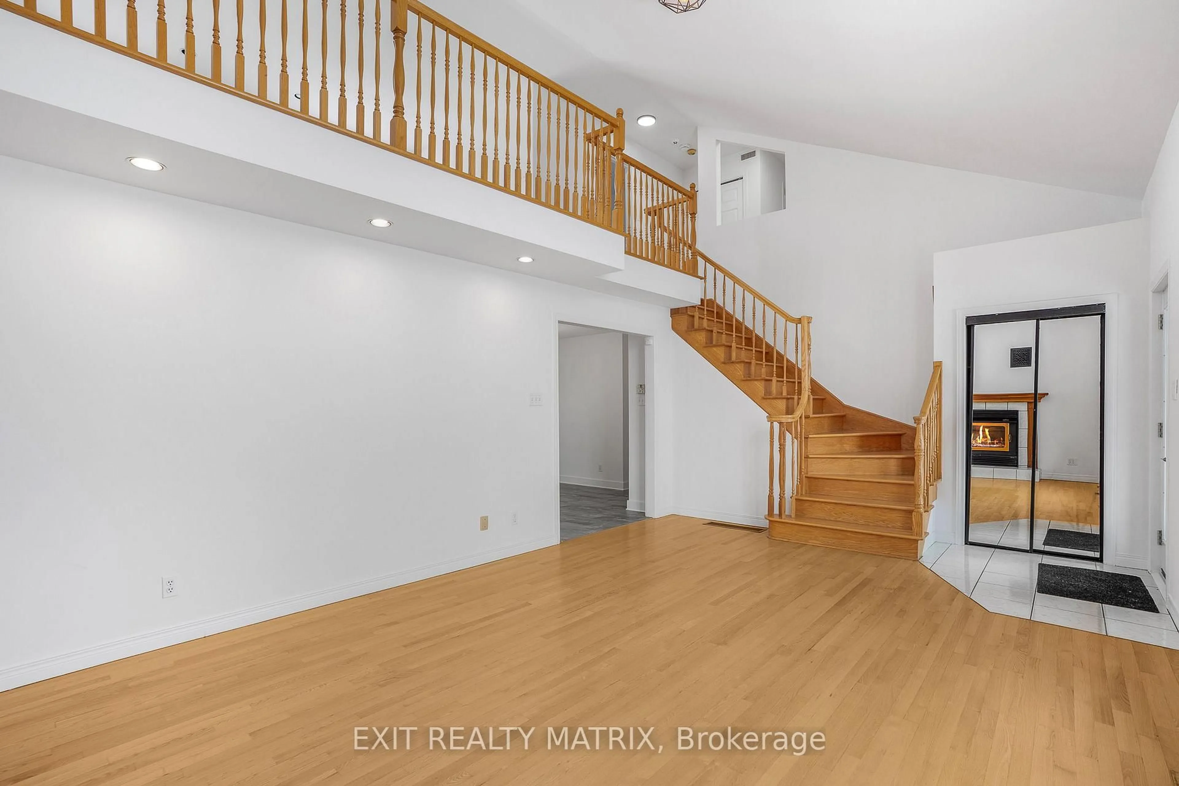 Indoor entryway for 1650 Gourley Rd, East Hawkesbury Ontario K6A 2R2