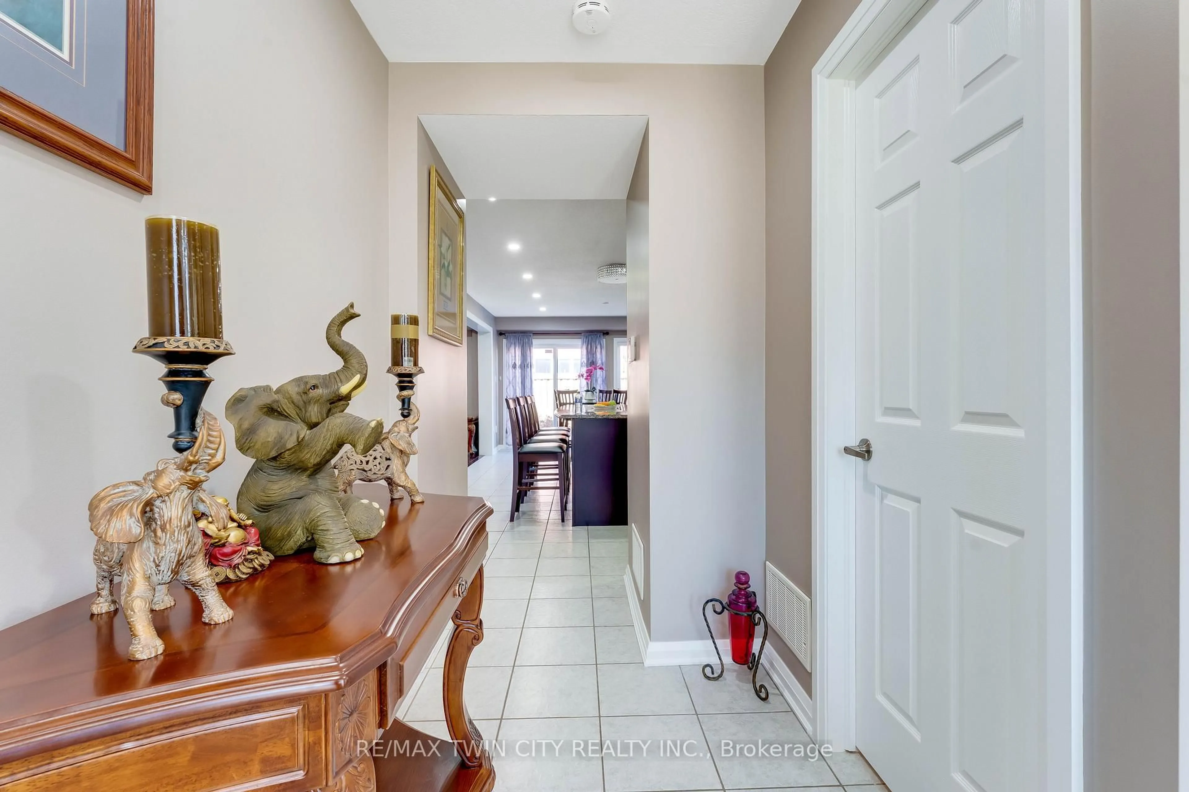 Indoor entryway for 334 Apple Hill Cres, Kitchener Ontario N2R 0E5