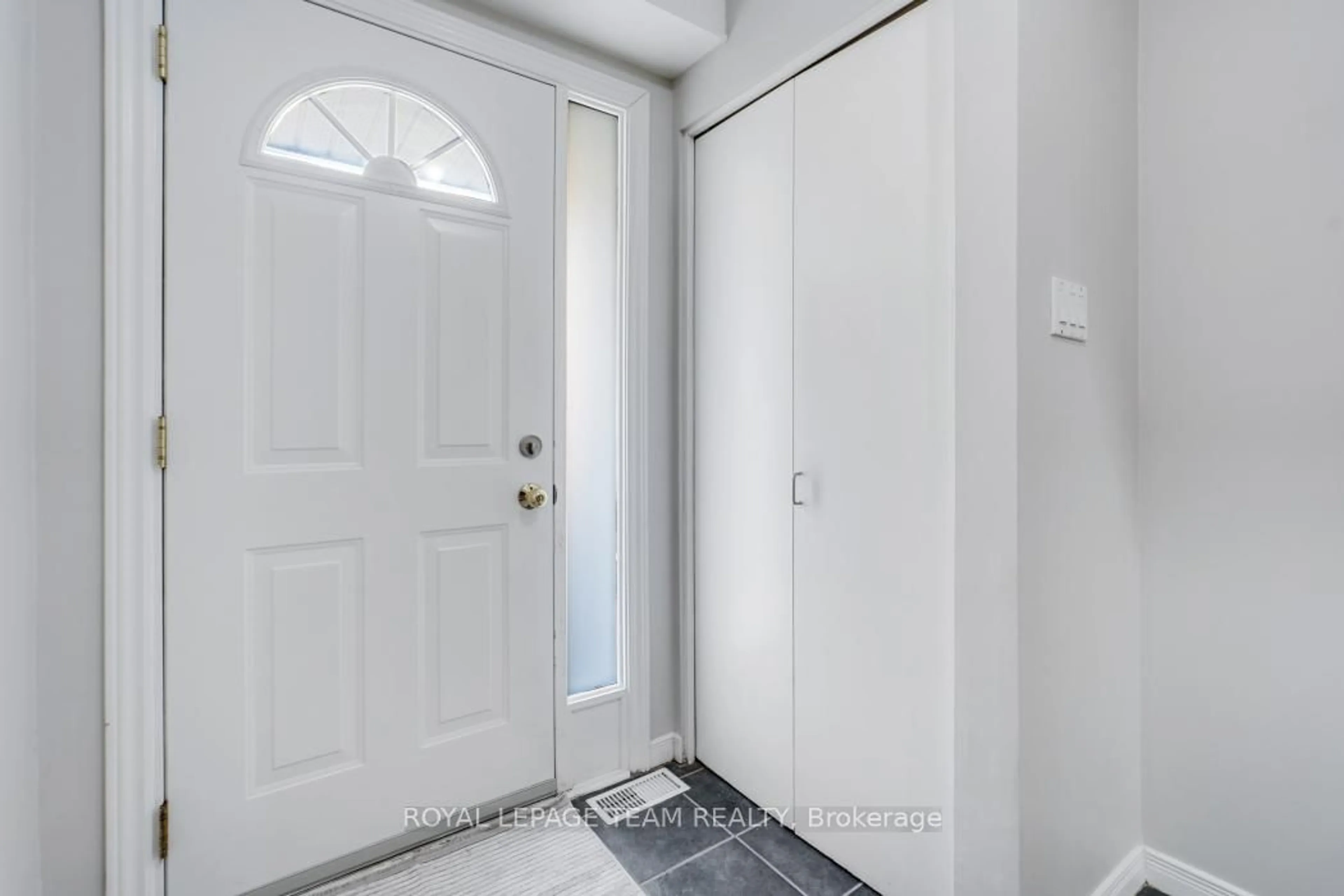 Indoor entryway for 221 Petrie Lane, Kanata Ontario K2K 1Z5