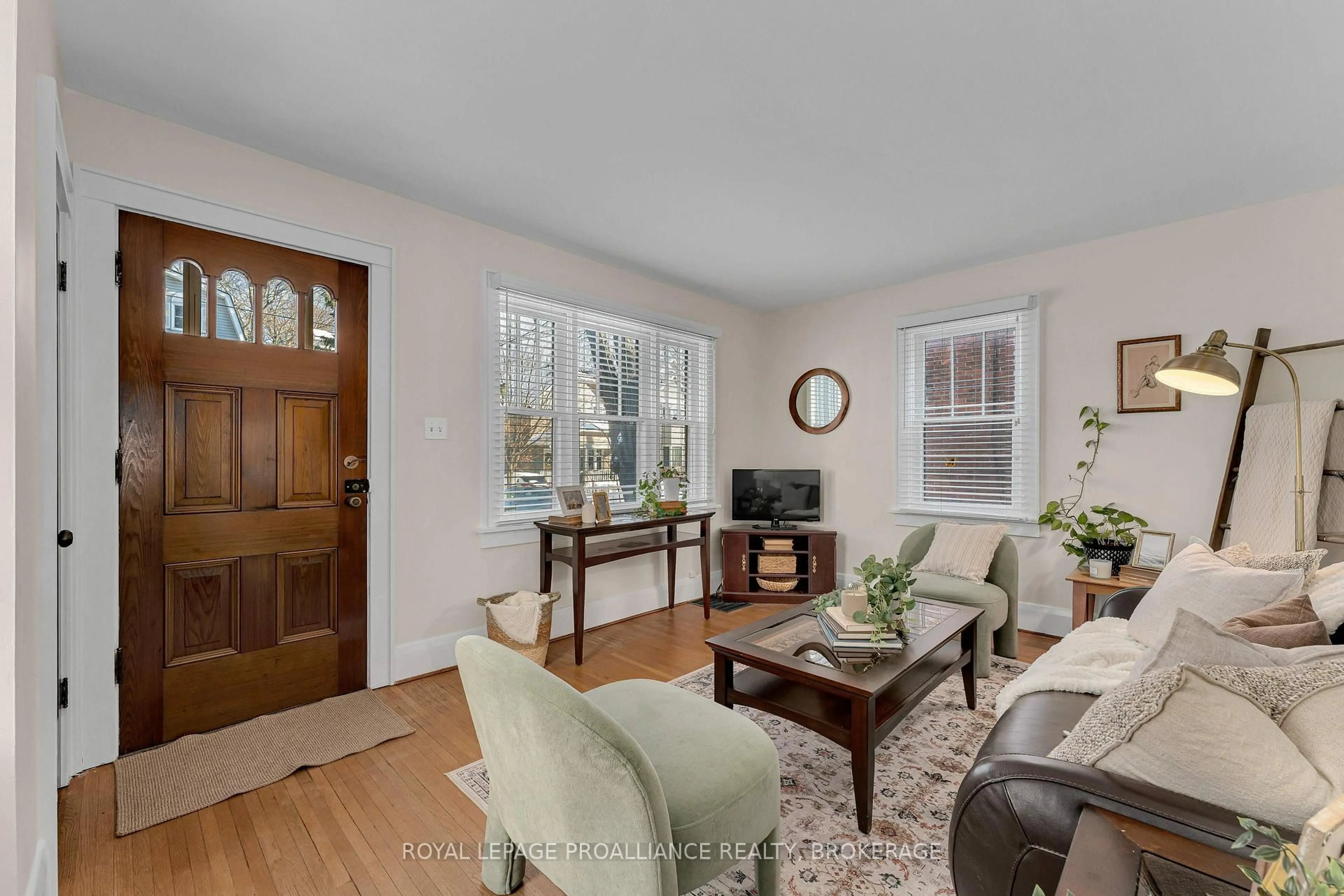 Living room with furniture, unknown for 32 Livingston Ave, Kingston Ontario K7L 4L2