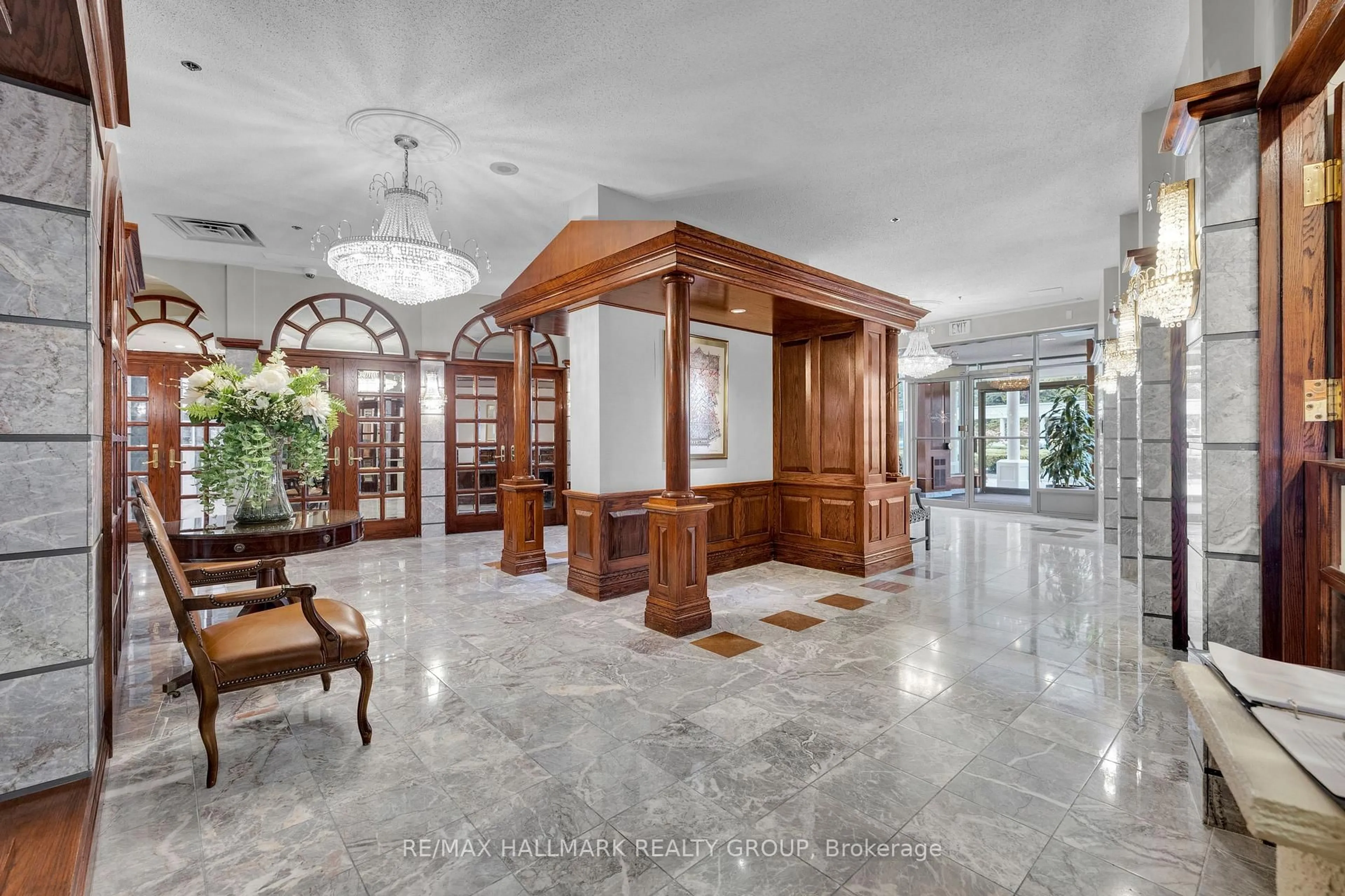 Indoor foyer for 1480 Riverside Dr #2403, Ottawa Ontario K1G 5H2