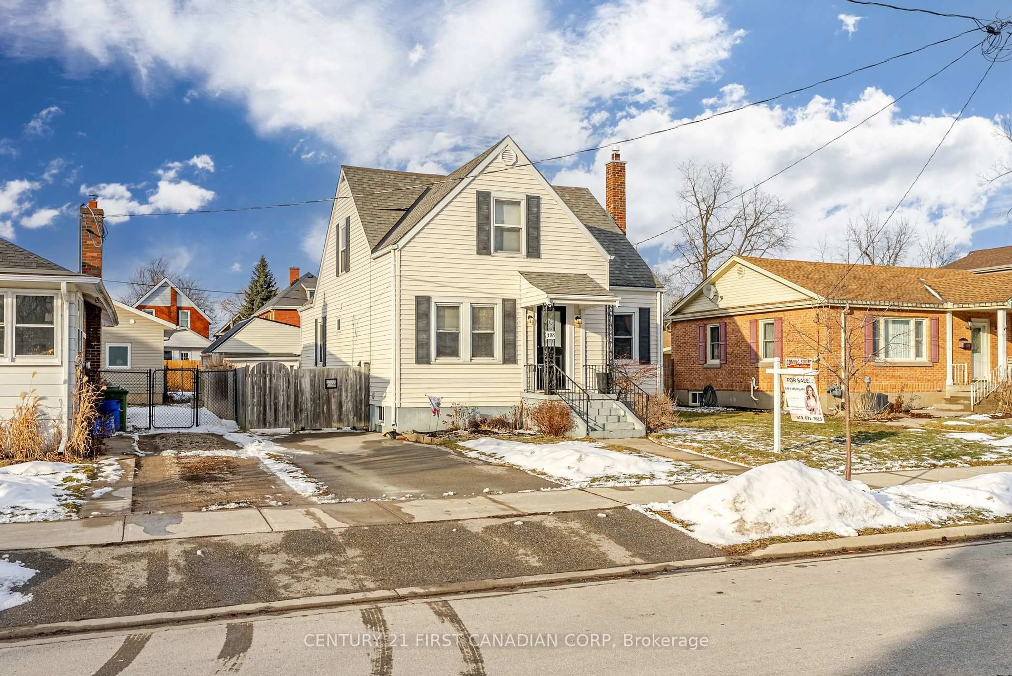A pic from outside/outdoor area/front of a property/back of a property/a pic from drone, street for 108 Myrtle St, St. Thomas Ontario N5R 2G3