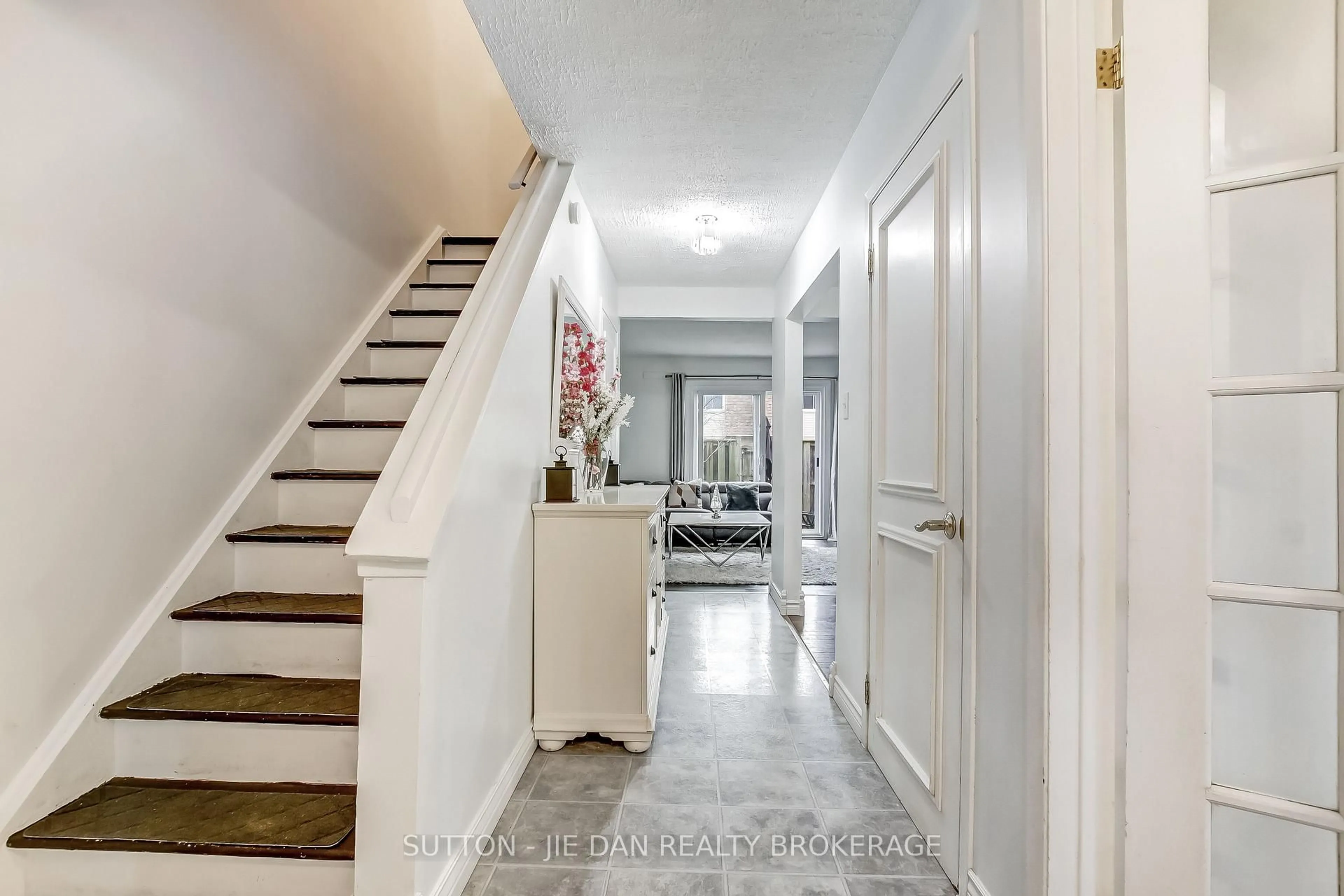 Indoor entryway for 775 Osgoode Dr #30, London South Ontario N6E 1C2