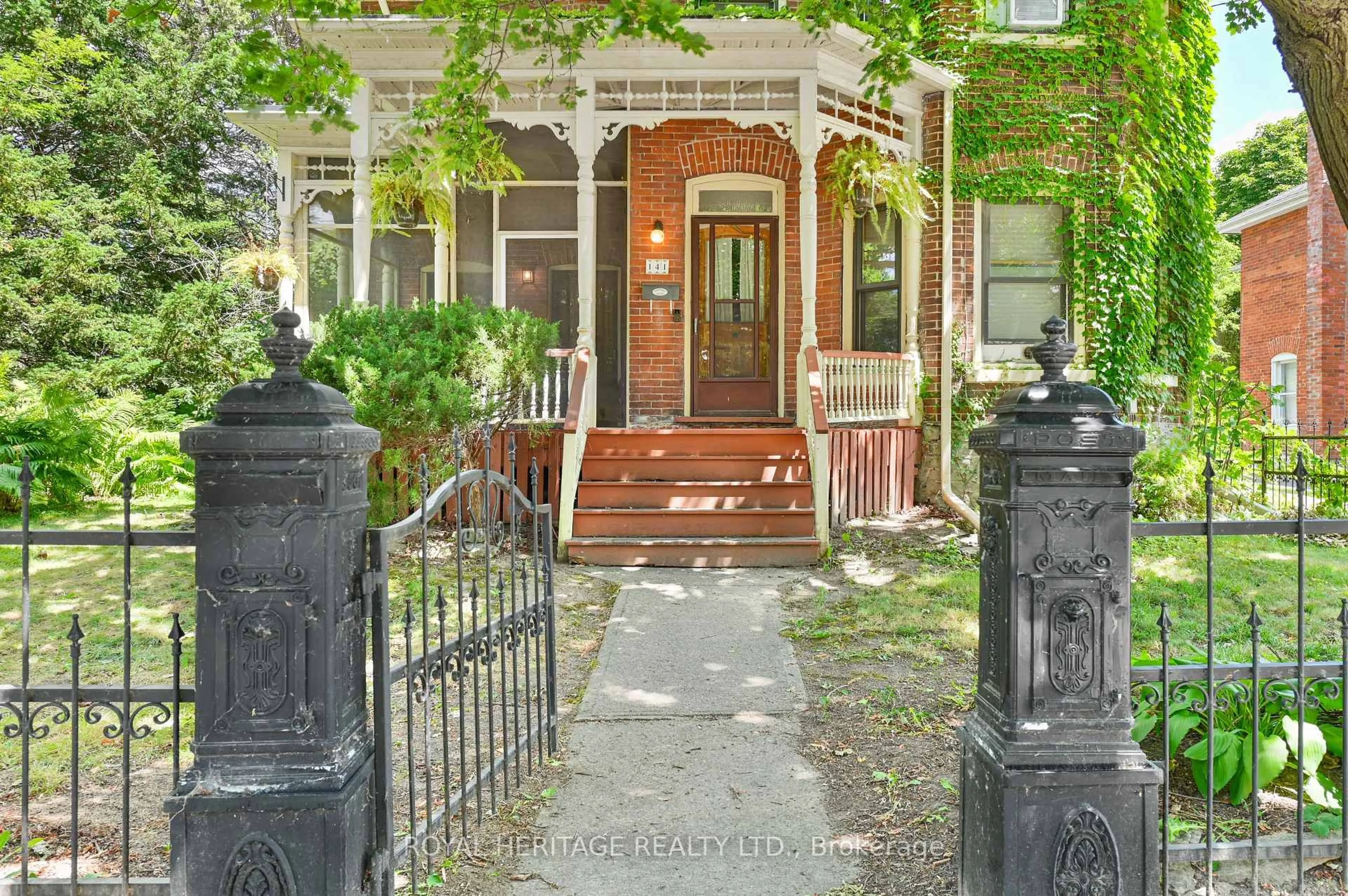 Indoor entryway for 141 Foster Ave, Belleville Ontario K8N 3P8