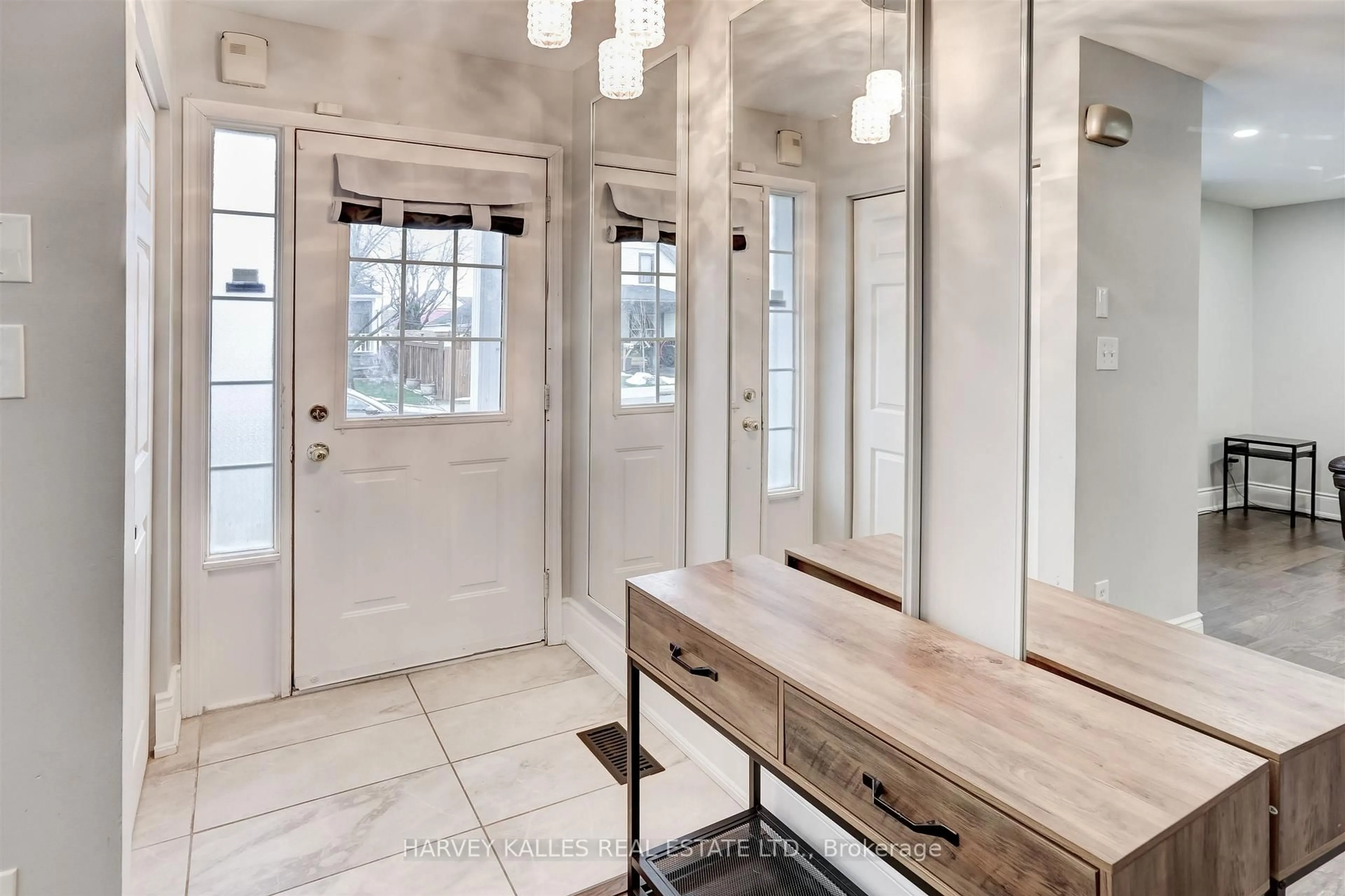 Indoor entryway for 112 Wexford Ave, Hamilton Ontario L8H 4M4