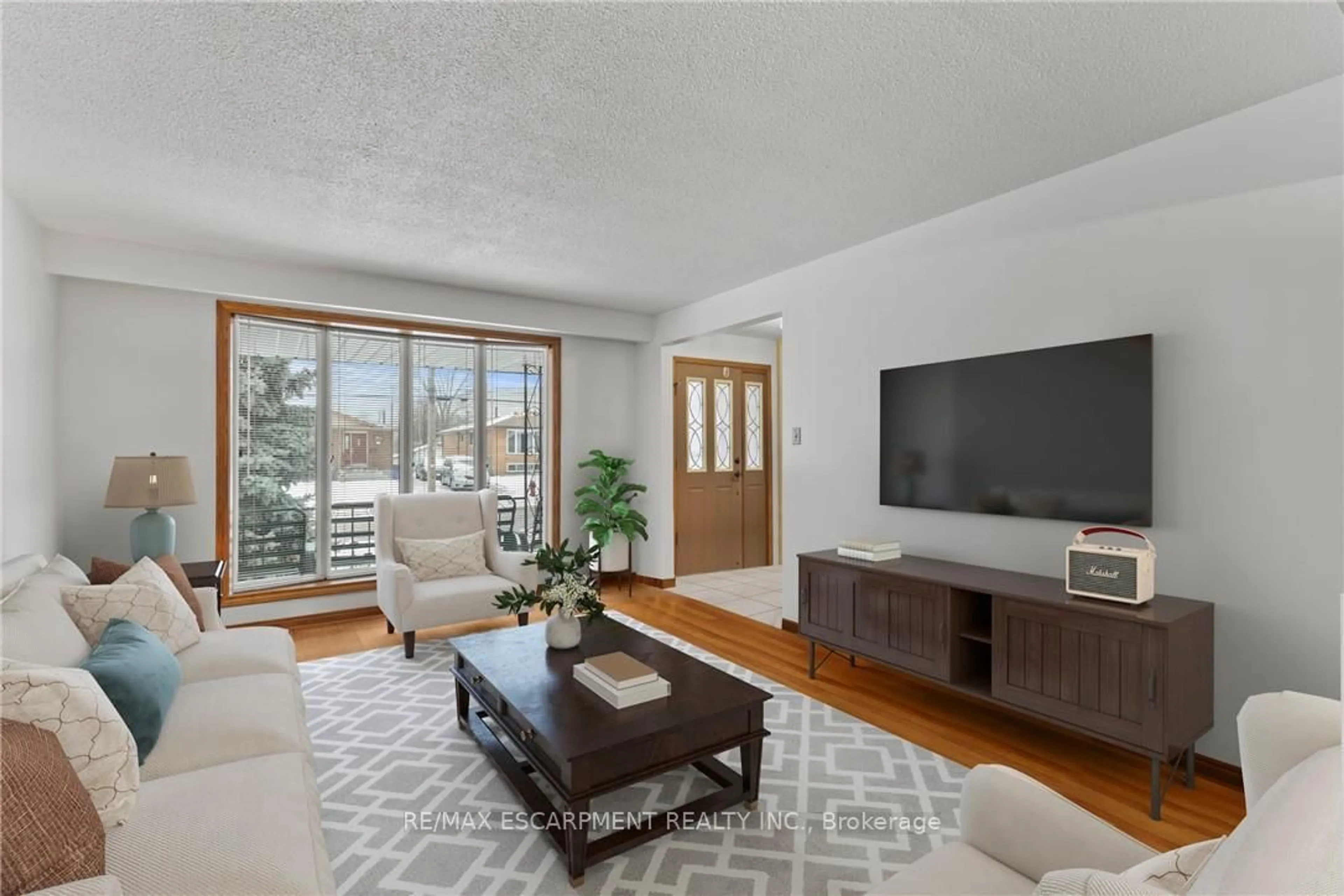 Living room with furniture, unknown for 88 GLEN VALLEY Dr, Hamilton Ontario L8K 5W5