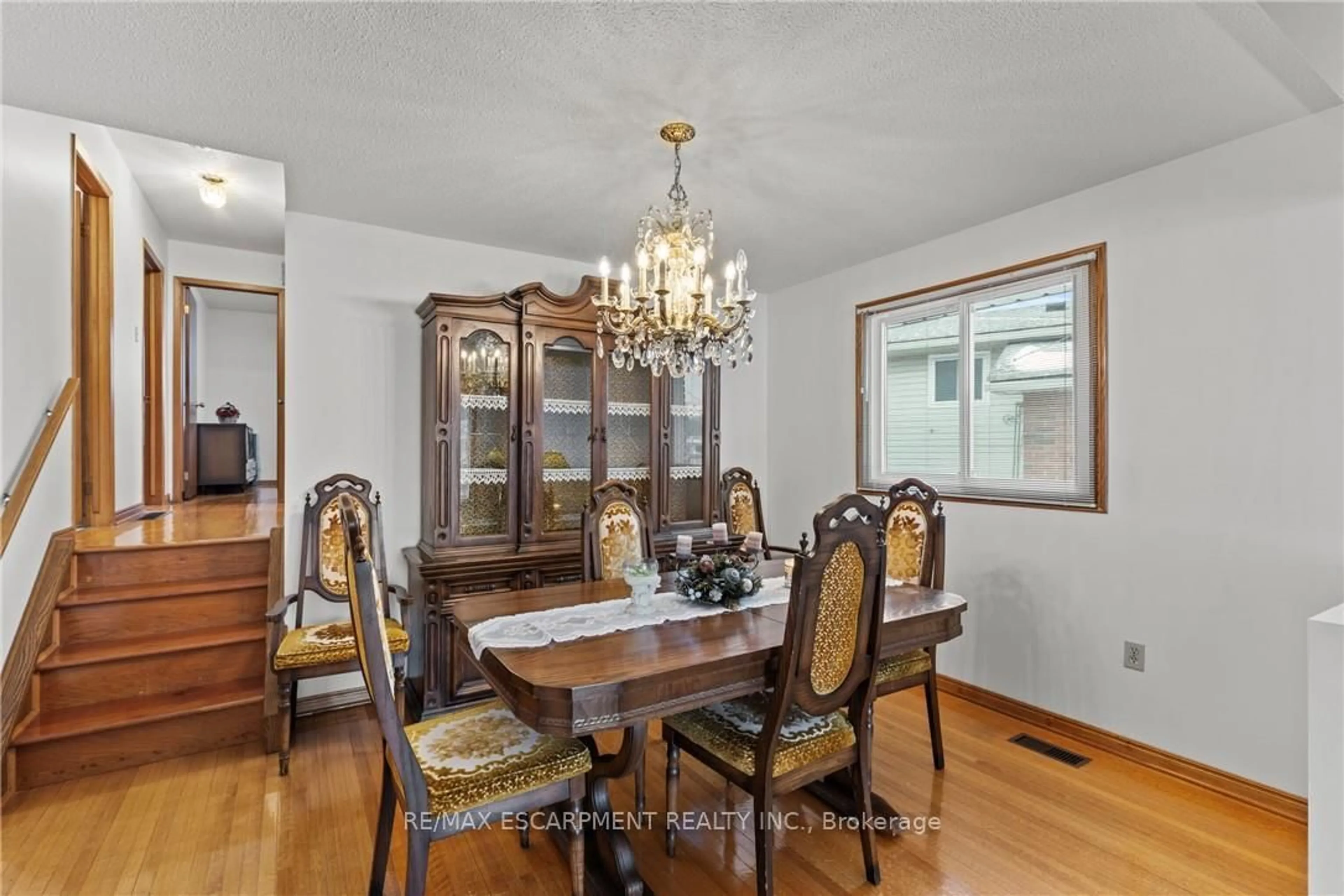 Dining room, wood/laminate floor for 88 GLEN VALLEY Dr, Hamilton Ontario L8K 5W5