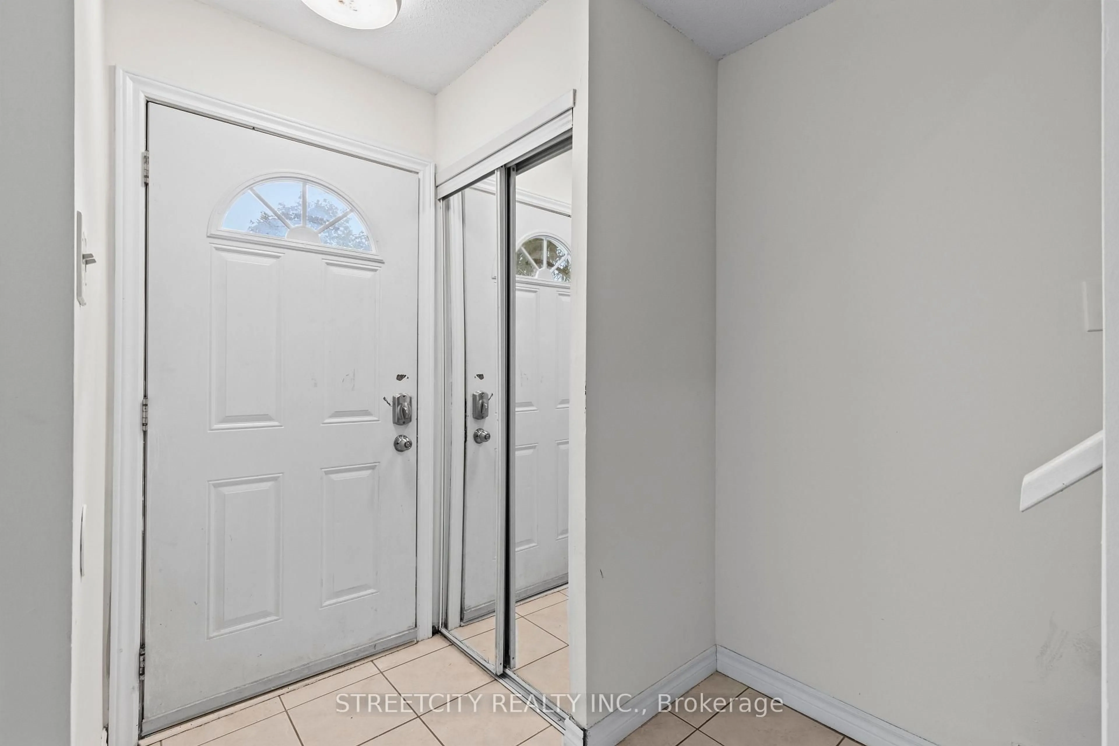 Indoor entryway for 577 Third St #36, London East Ontario N5V 4B9