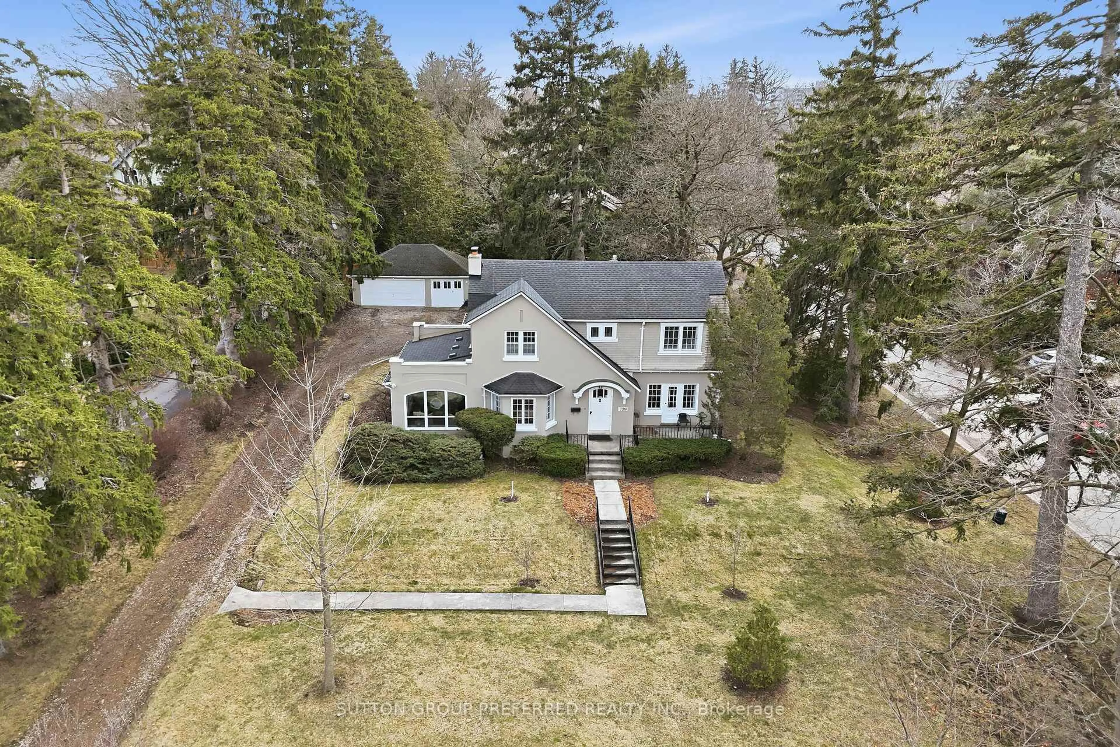 A pic from outside/outdoor area/front of a property/back of a property/a pic from drone, street for 119 Base Line Rd, London South Ontario N6C 2N6