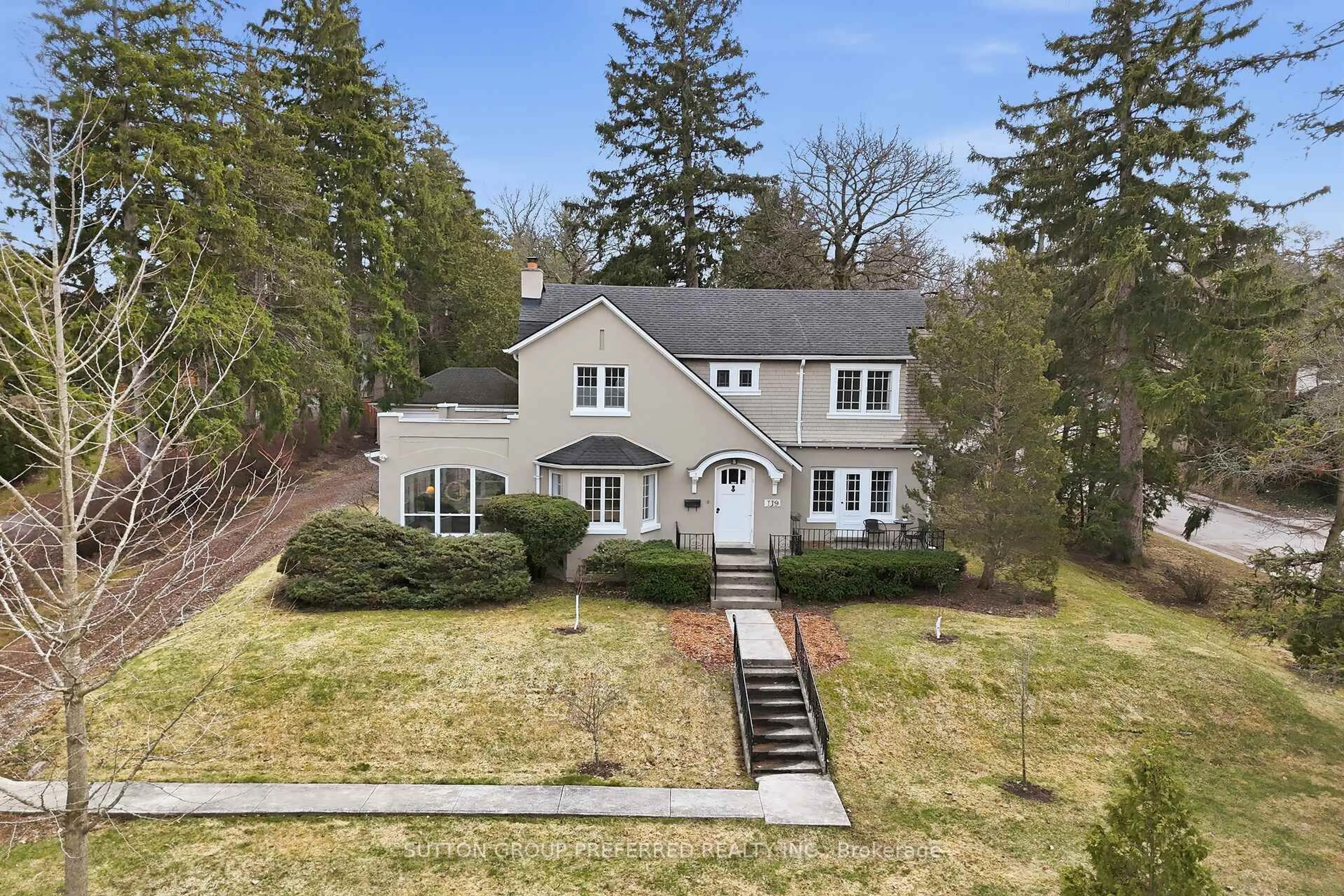 A pic from outside/outdoor area/front of a property/back of a property/a pic from drone, street for 119 Base Line Rd, London South Ontario N6C 2N6