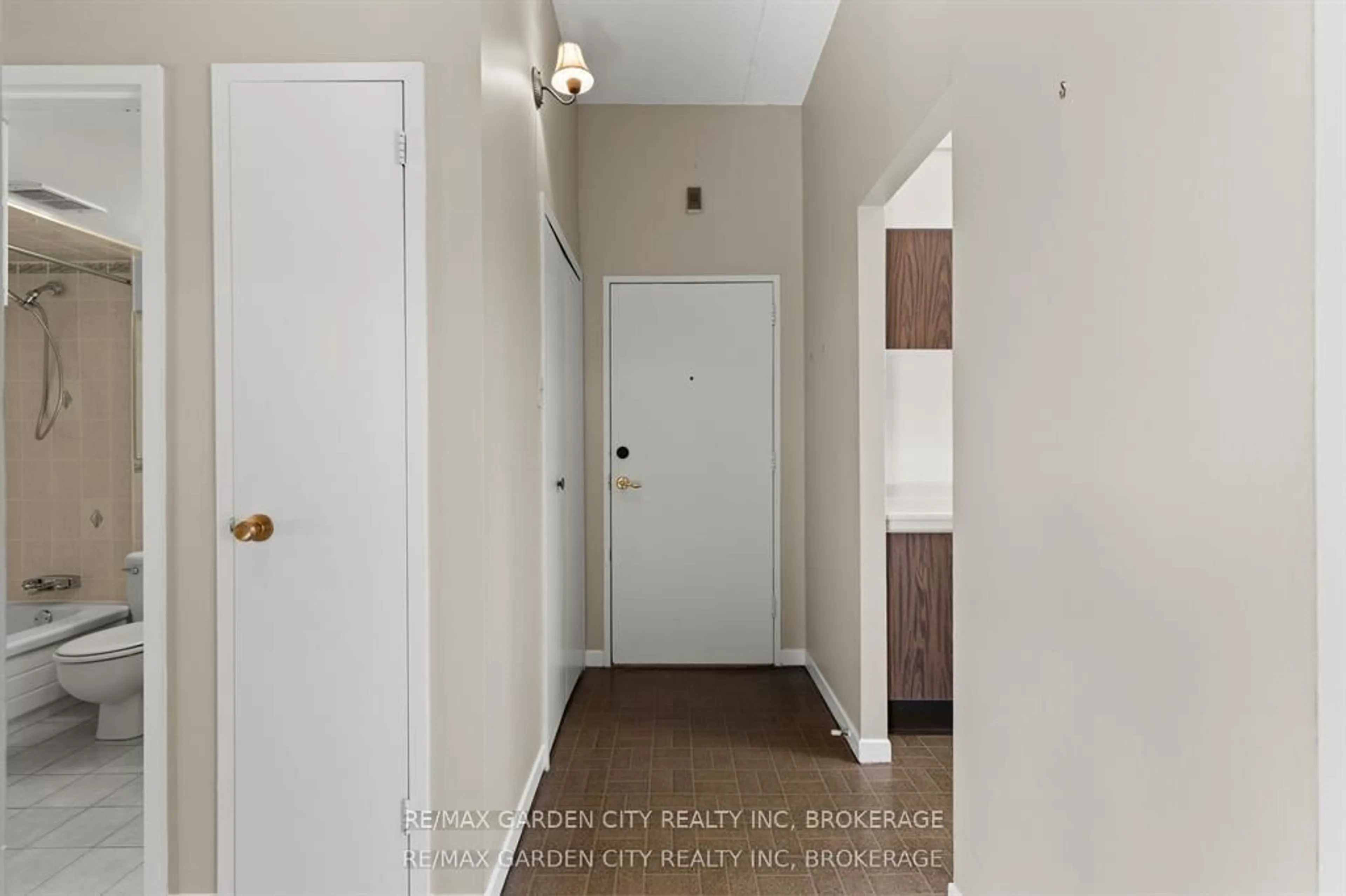 Indoor entryway for 196 SCOTT St #517, St. Catharines Ontario L2N 5T2