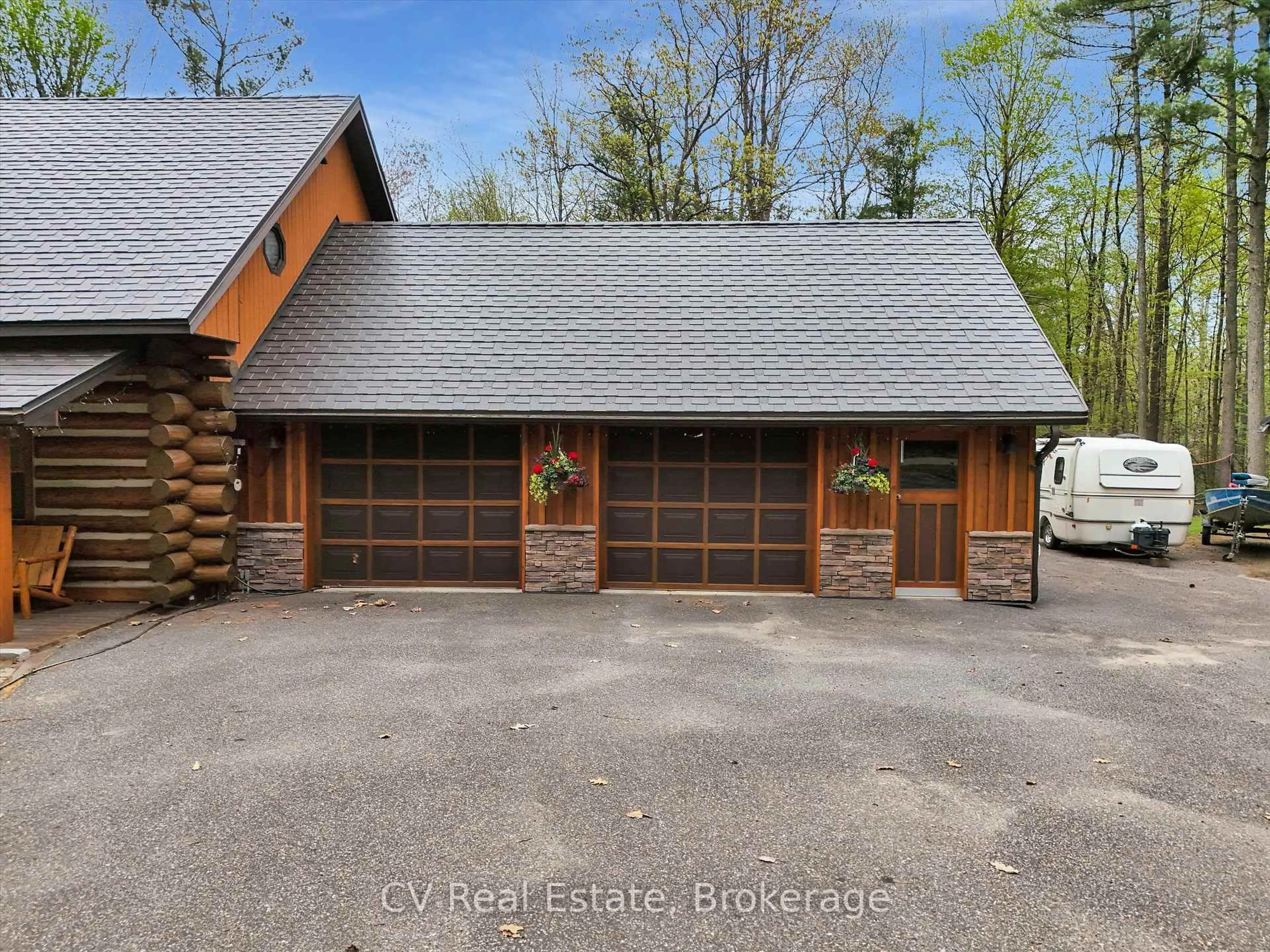 Indoor garage for 1040 Amelia Cres, Gravenhurst Ontario P0E 1G0