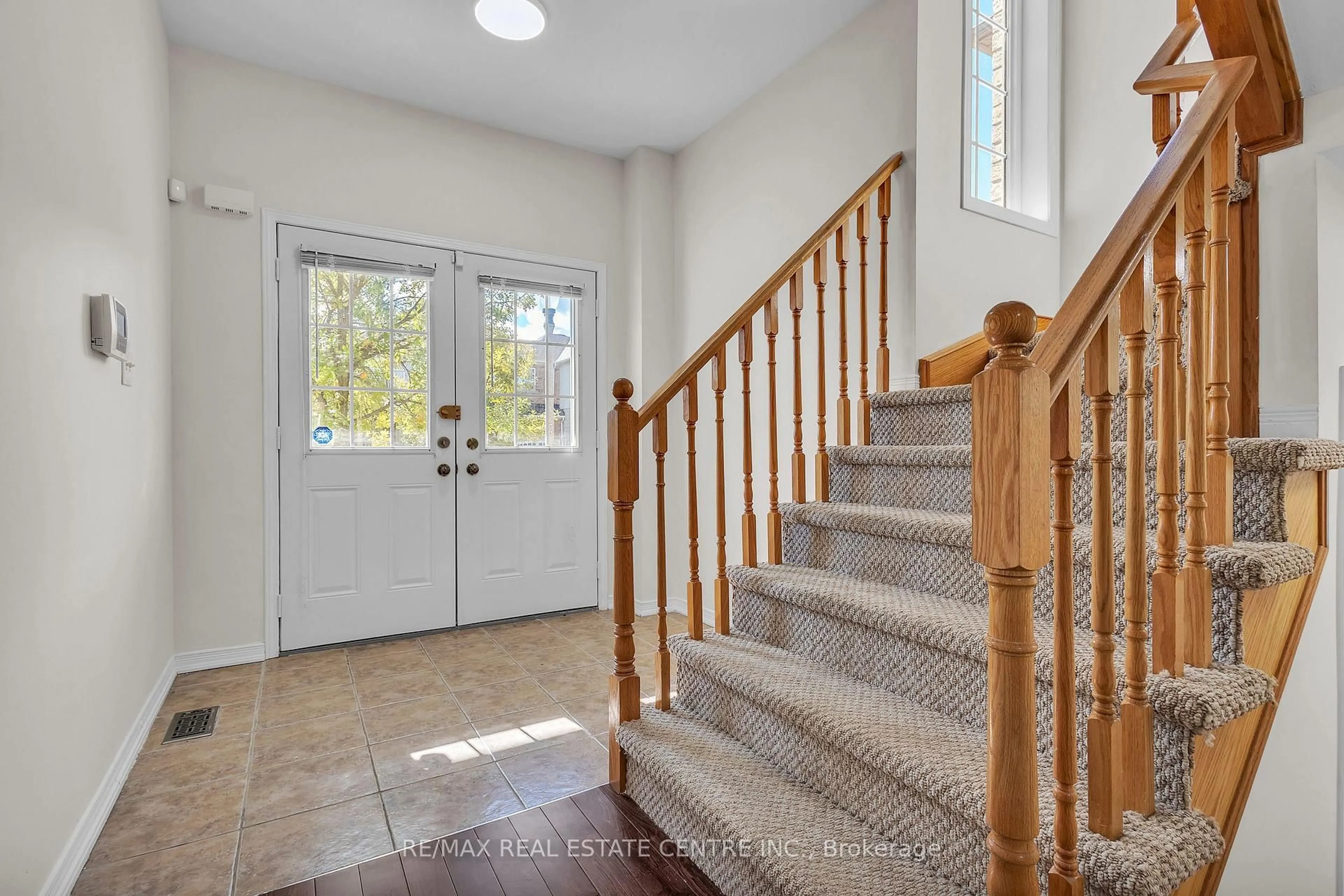 Indoor entryway for 86 Glendarling Cres, Hamilton Ontario L8E 0B1