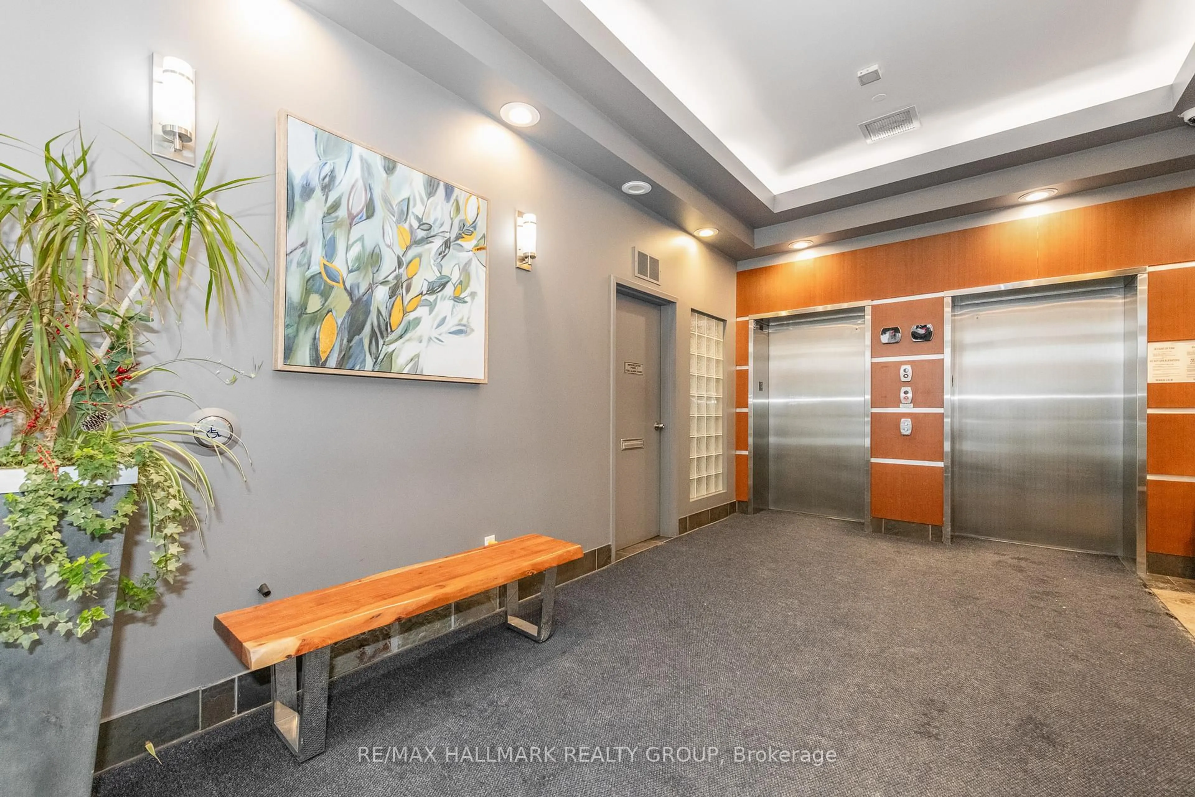 Indoor foyer for 1227 Wellington St #702, Ottawa Ontario K1Y 0G7