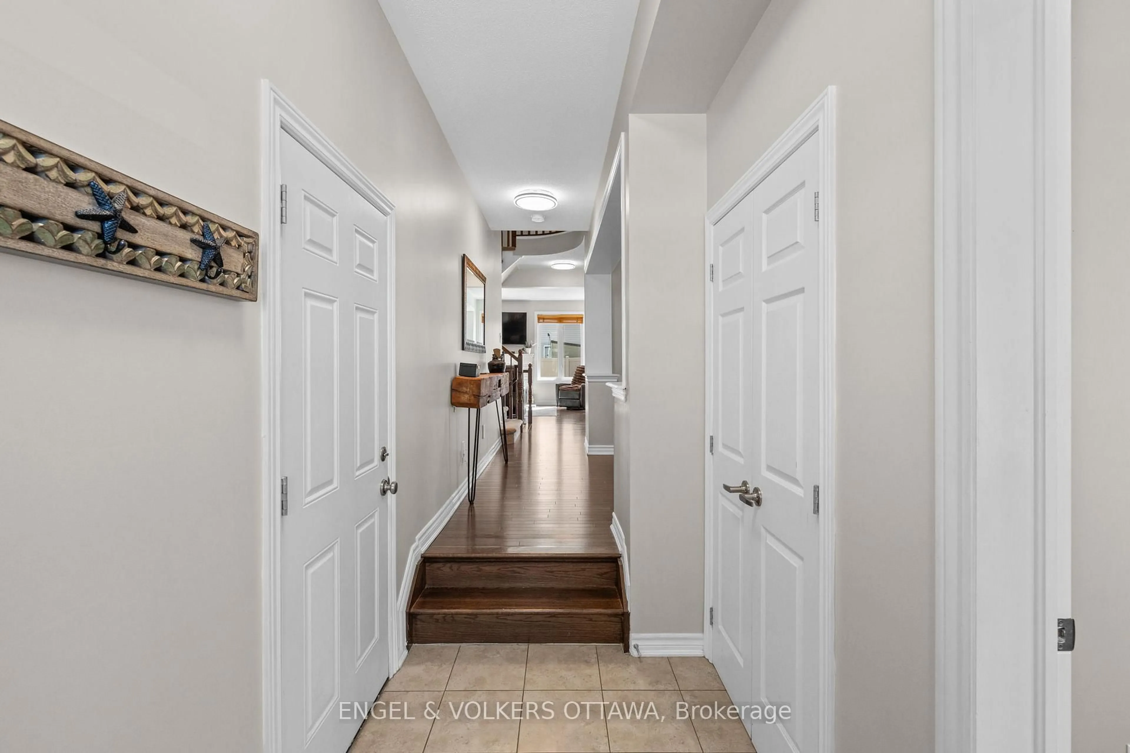 Indoor entryway for 105 Pennant Ave, Ottawa Ontario K2J 5X1