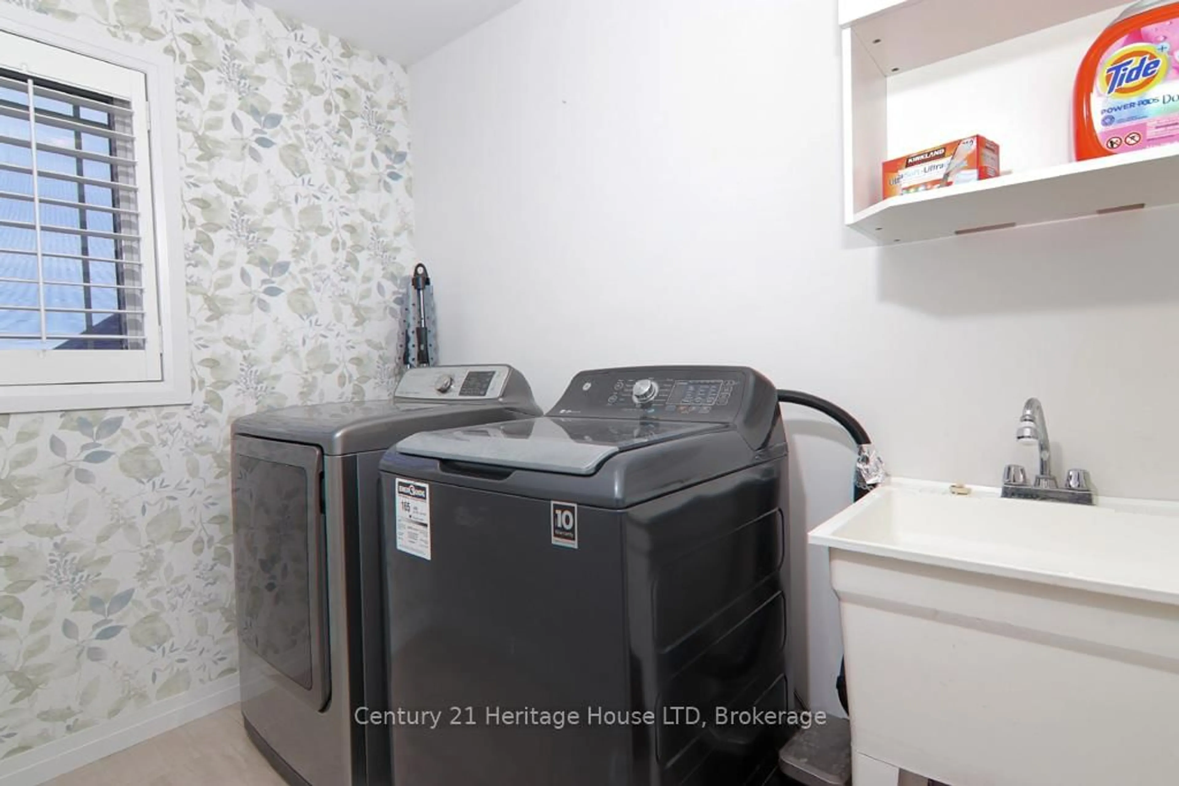 Laundry room for 4070 Thomas St, Lincoln Ontario L3J 0S5