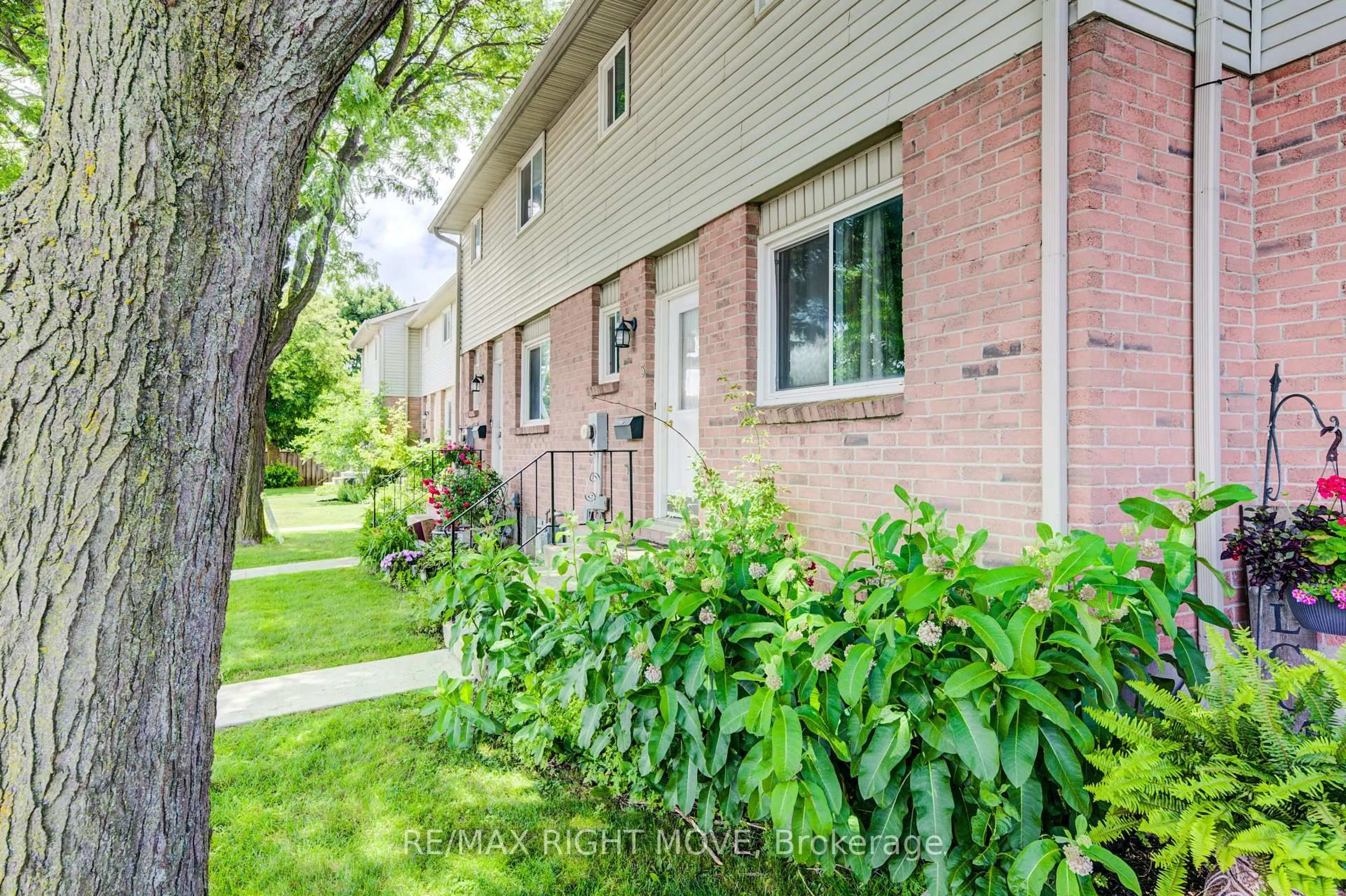 Patio, street for 486 Springbank Ave #3, Woodstock Ontario N4T 1K8