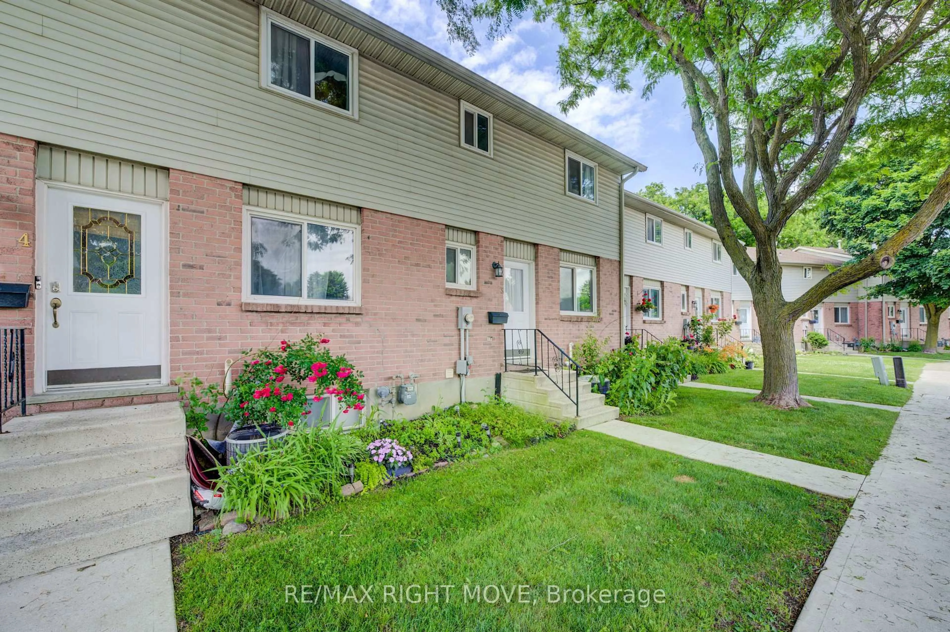 Patio, street for 486 Springbank Ave #3, Woodstock Ontario N4T 1K8