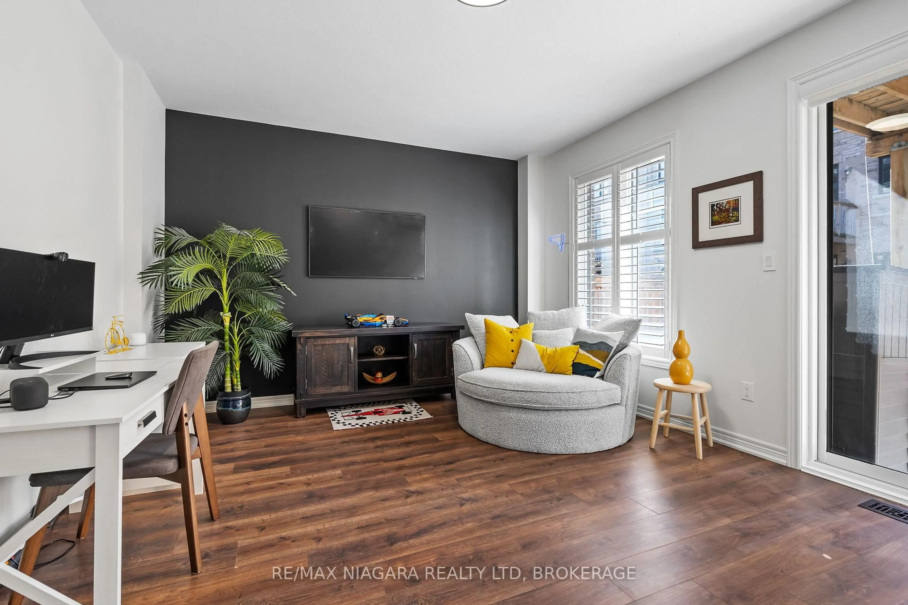 Living room with furniture, wood/laminate floor for 11 Walters Lane, Grimsby Ontario L3M 0H2