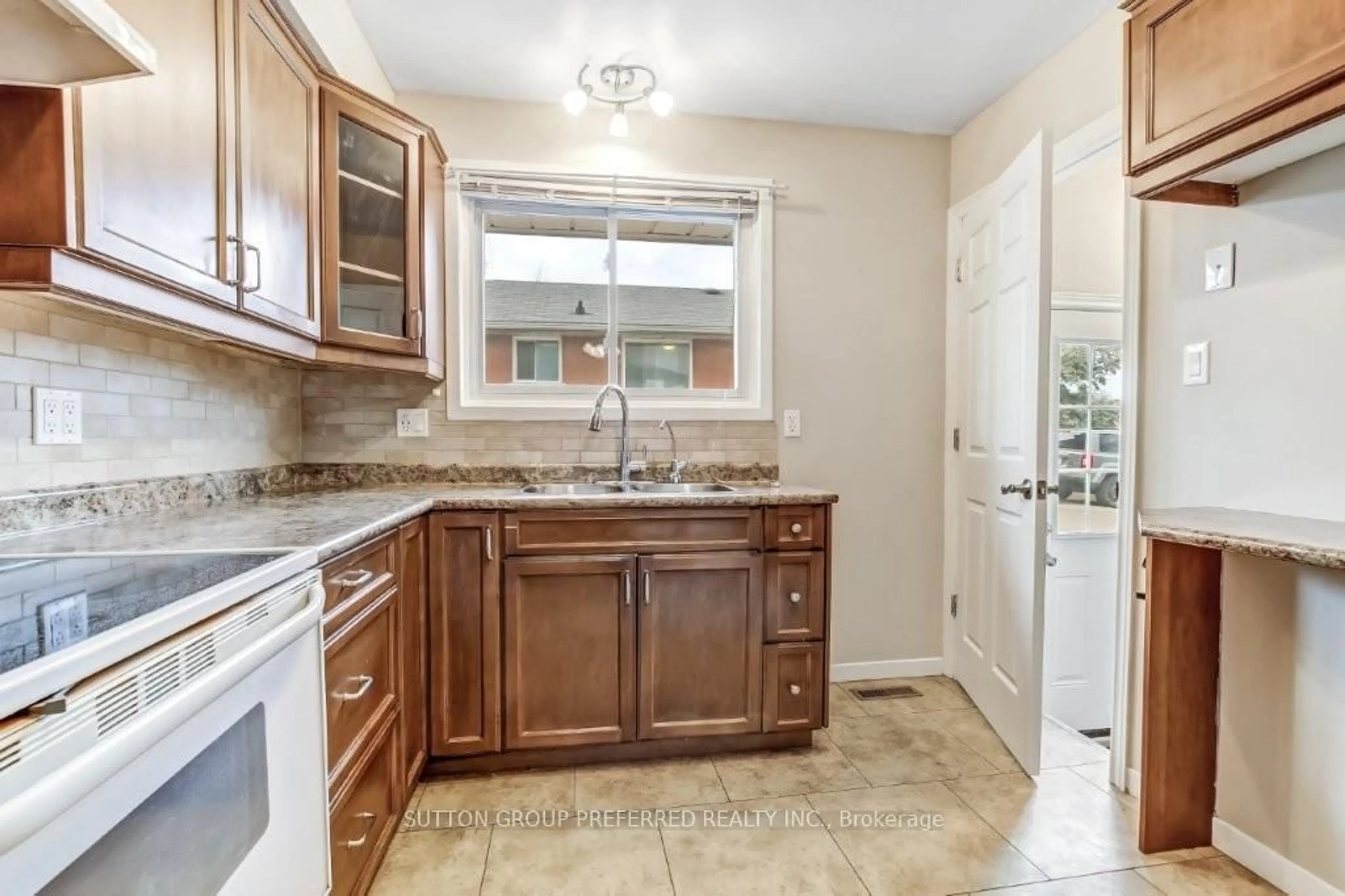 Standard kitchen, ceramic/tile floor for 624 Mornington Ave, London East Ontario N5Y 3G1