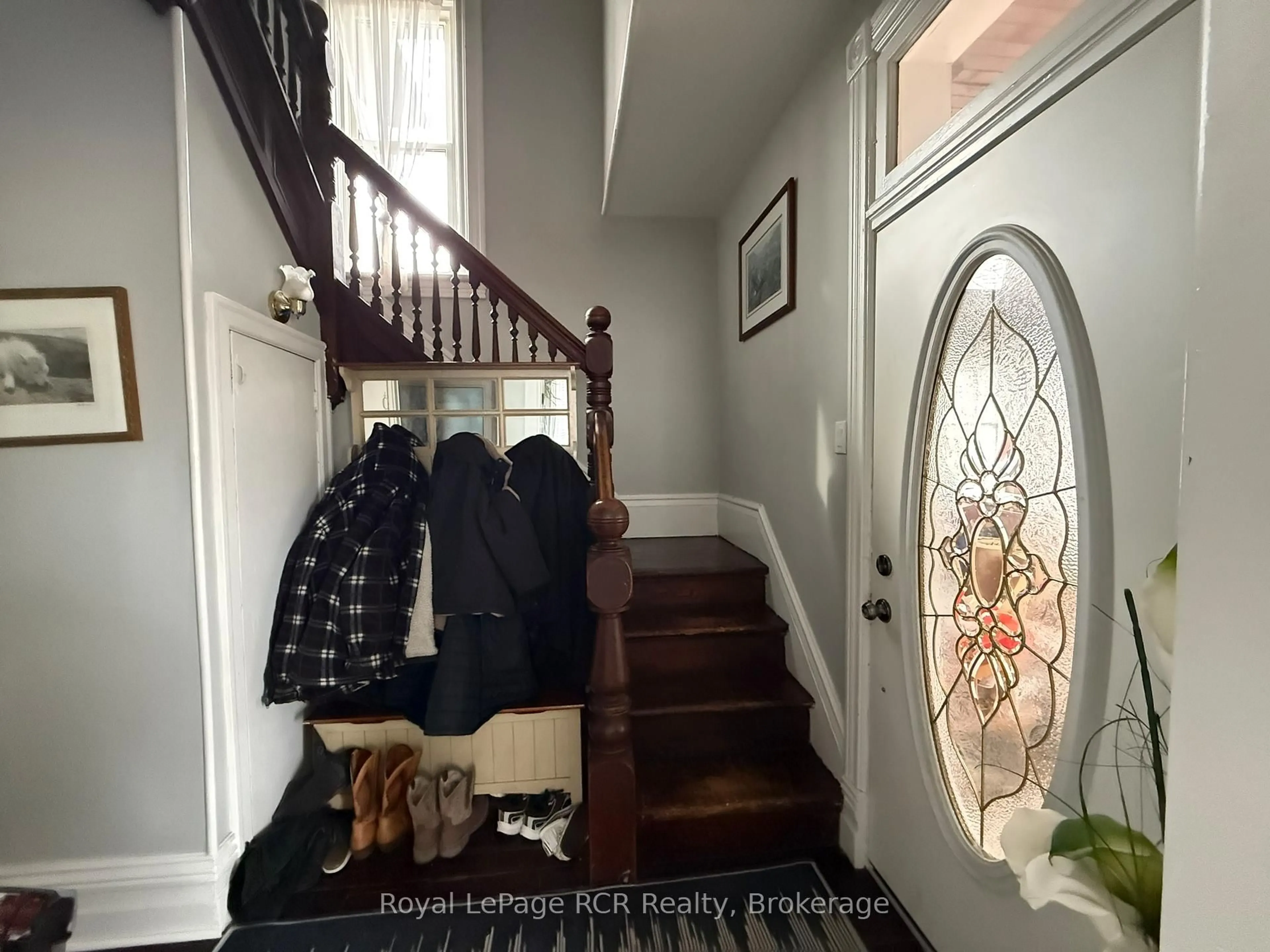 Indoor foyer for 631 9th Ave, Hanover Ontario N4N 2M7