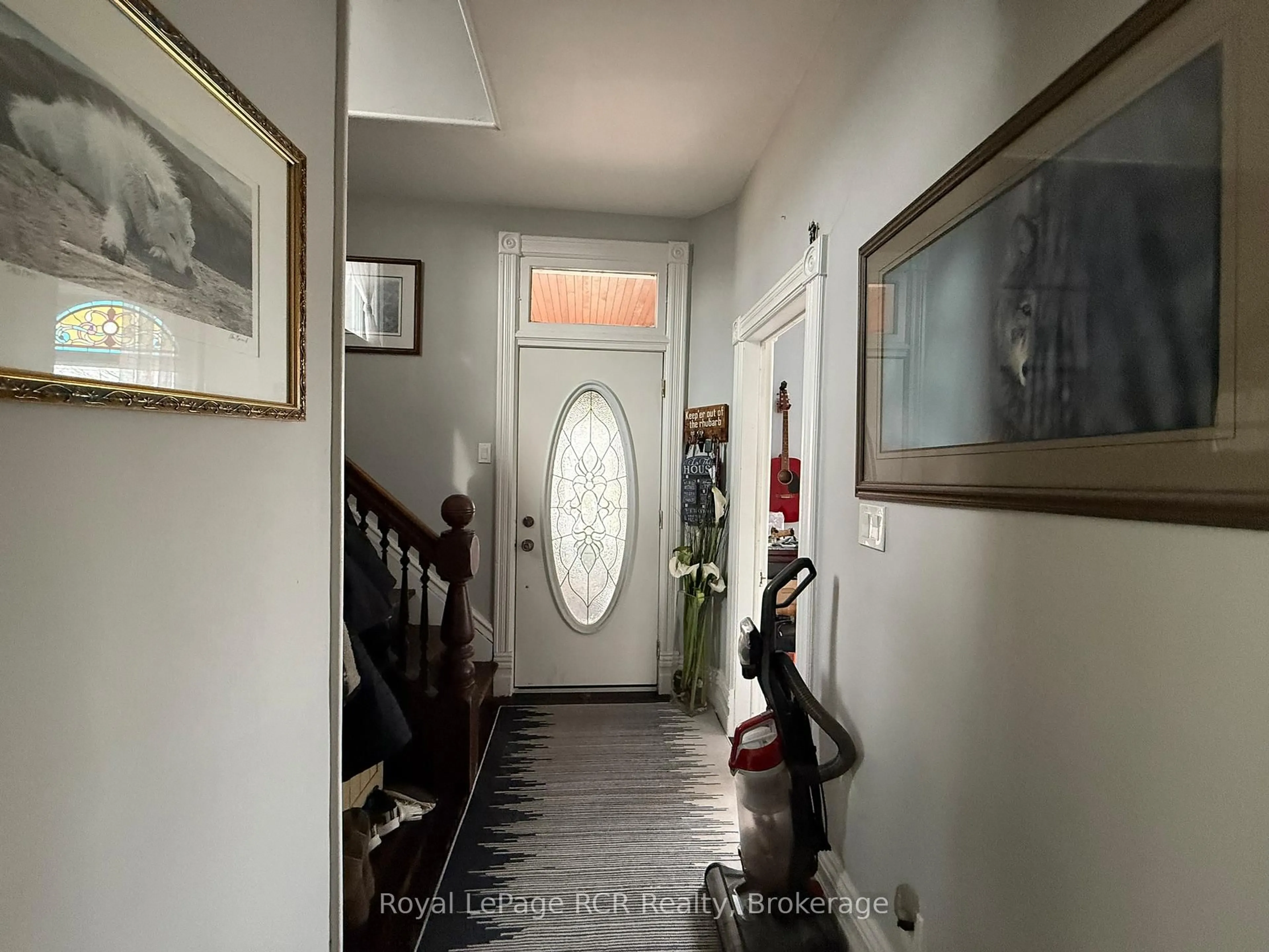 Indoor foyer for 631 9th Ave, Hanover Ontario N4N 2M7