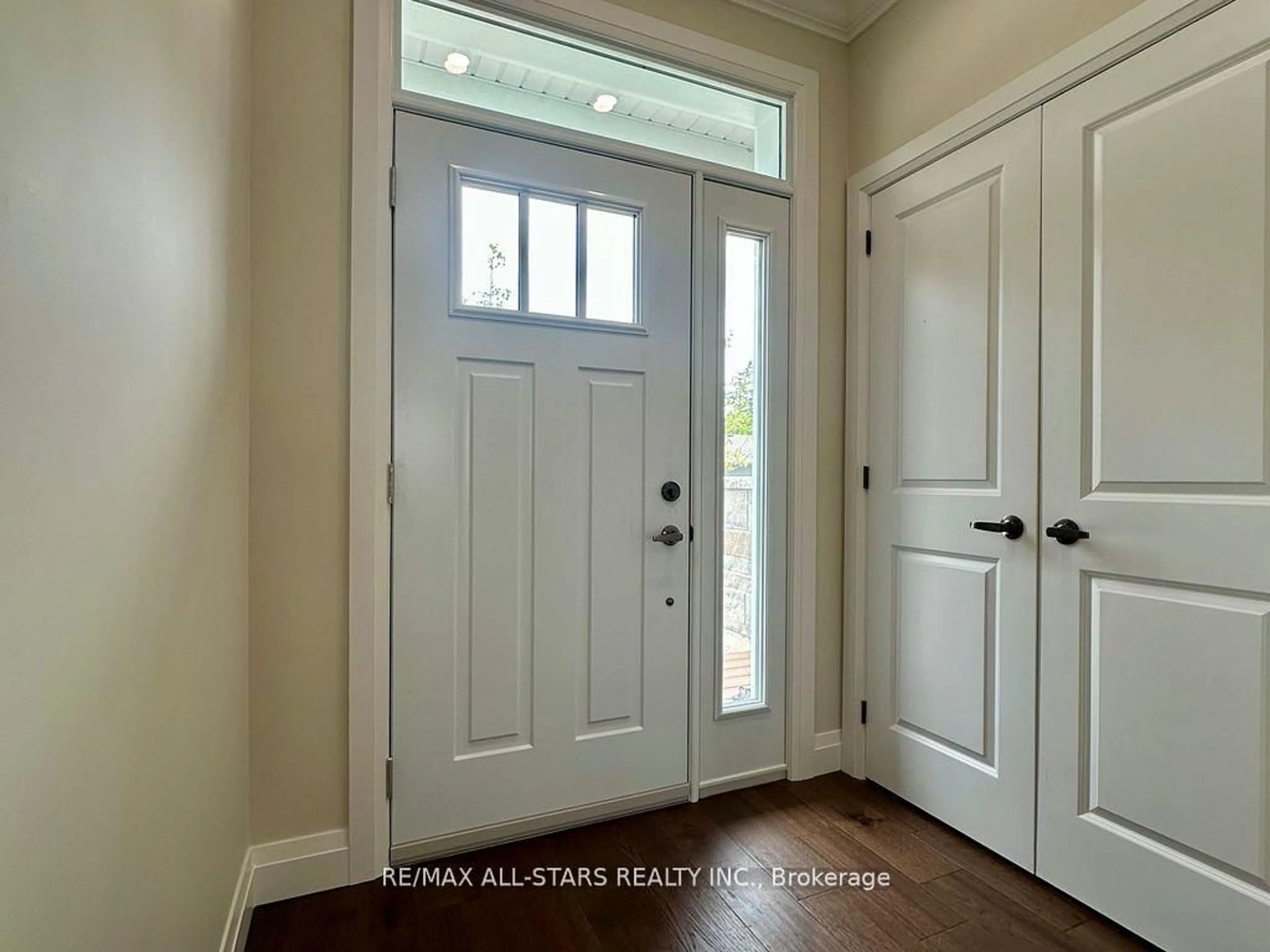 Indoor entryway for 21 Hampton Lane #6, Selwyn Ontario K0L 2H0