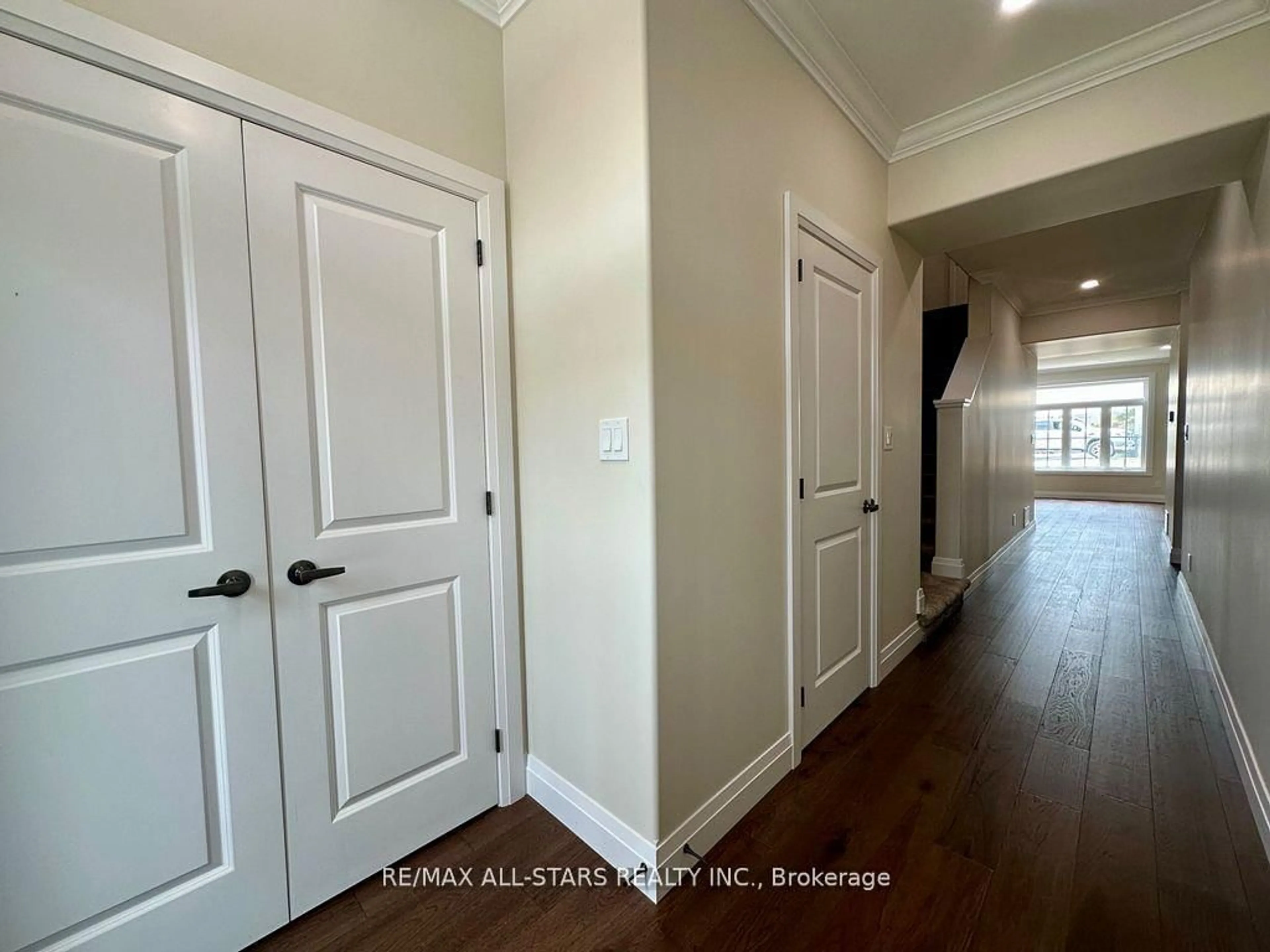 Indoor entryway for 21 Hampton Lane #6, Selwyn Ontario K0L 2H0