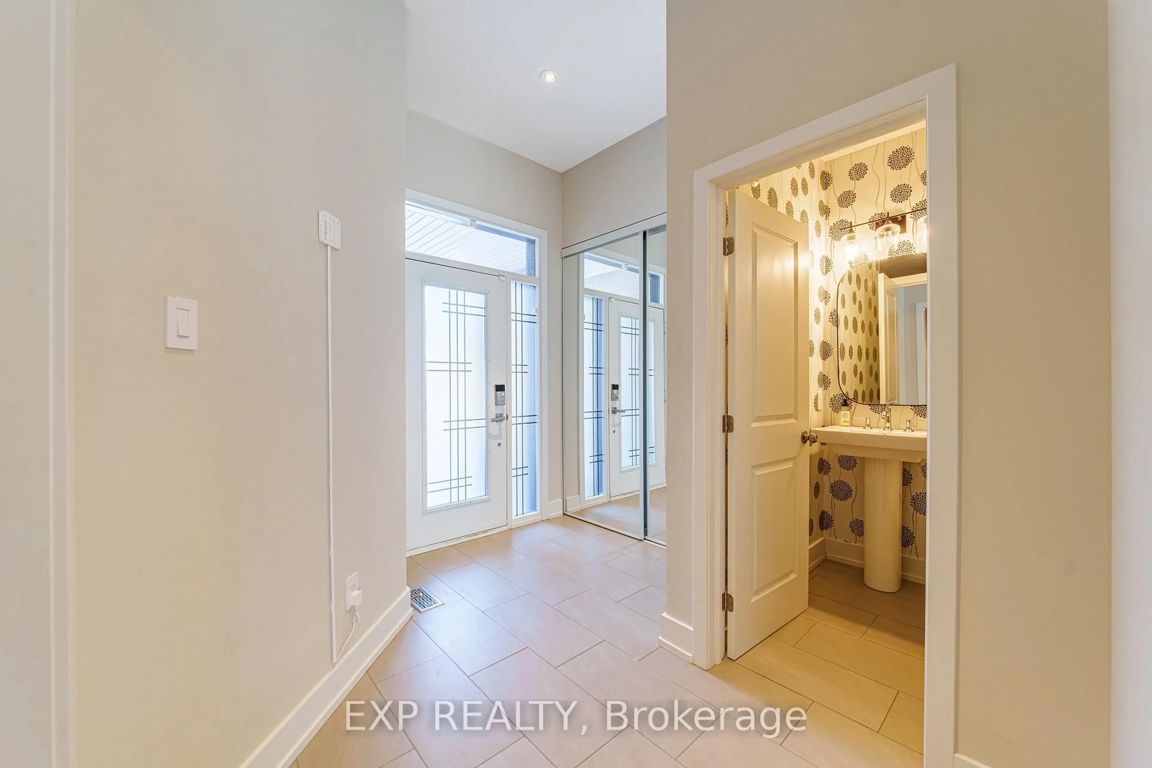 Indoor entryway for 605 Tennant Way, Ottawa Ontario K4M 0C6