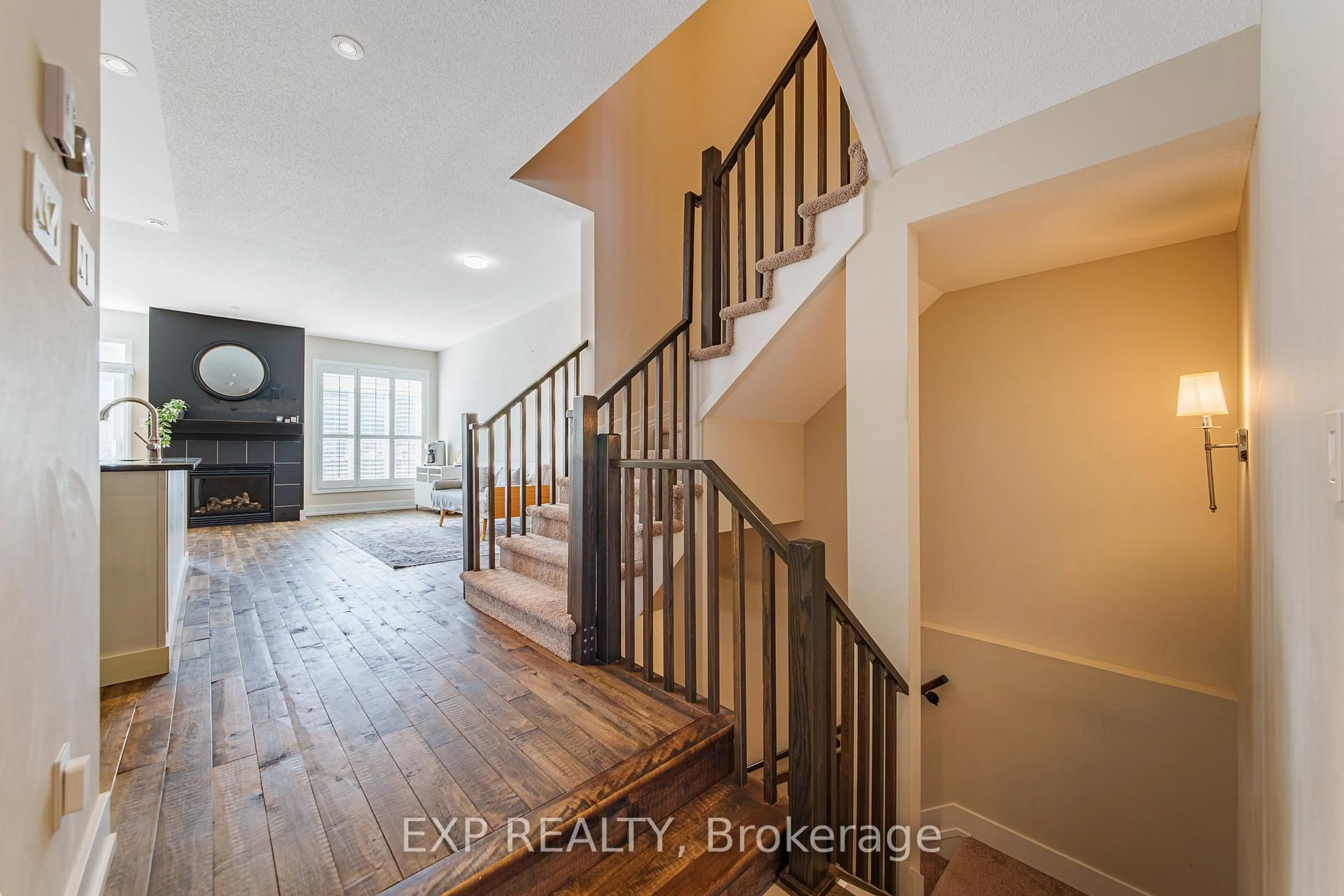 Indoor entryway for 605 Tennant Way, Ottawa Ontario K4M 0C6