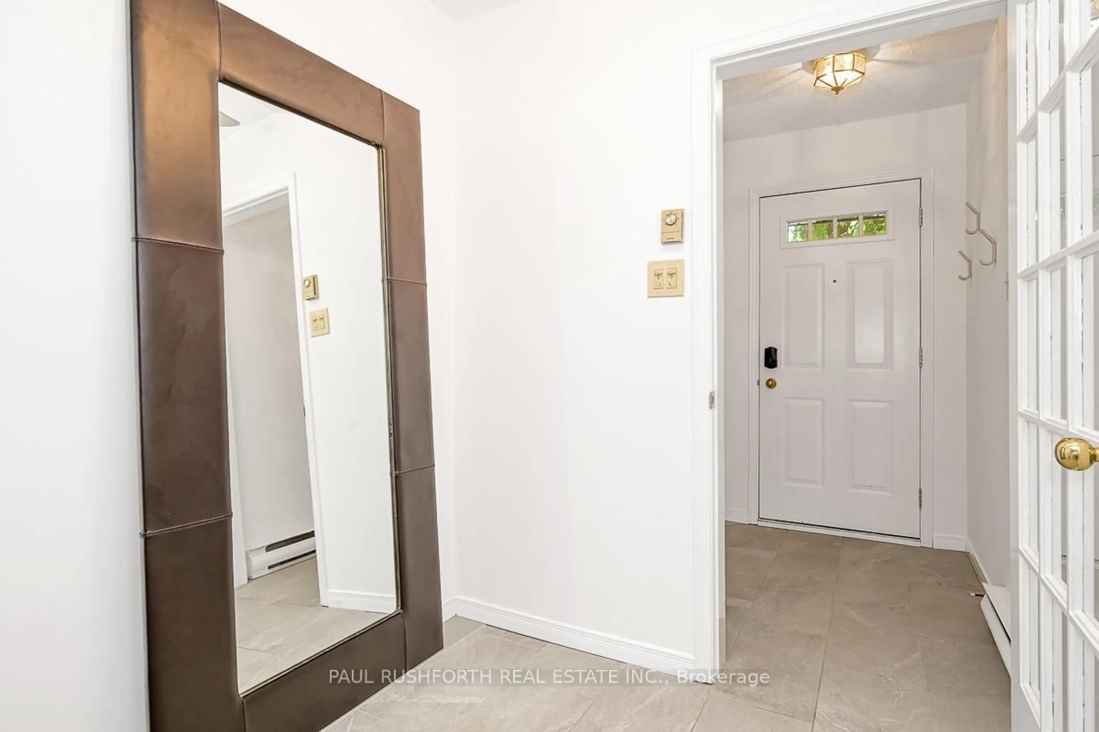Indoor entryway for 16 Oakley Ave, Ottawa Ontario K2B 6M6