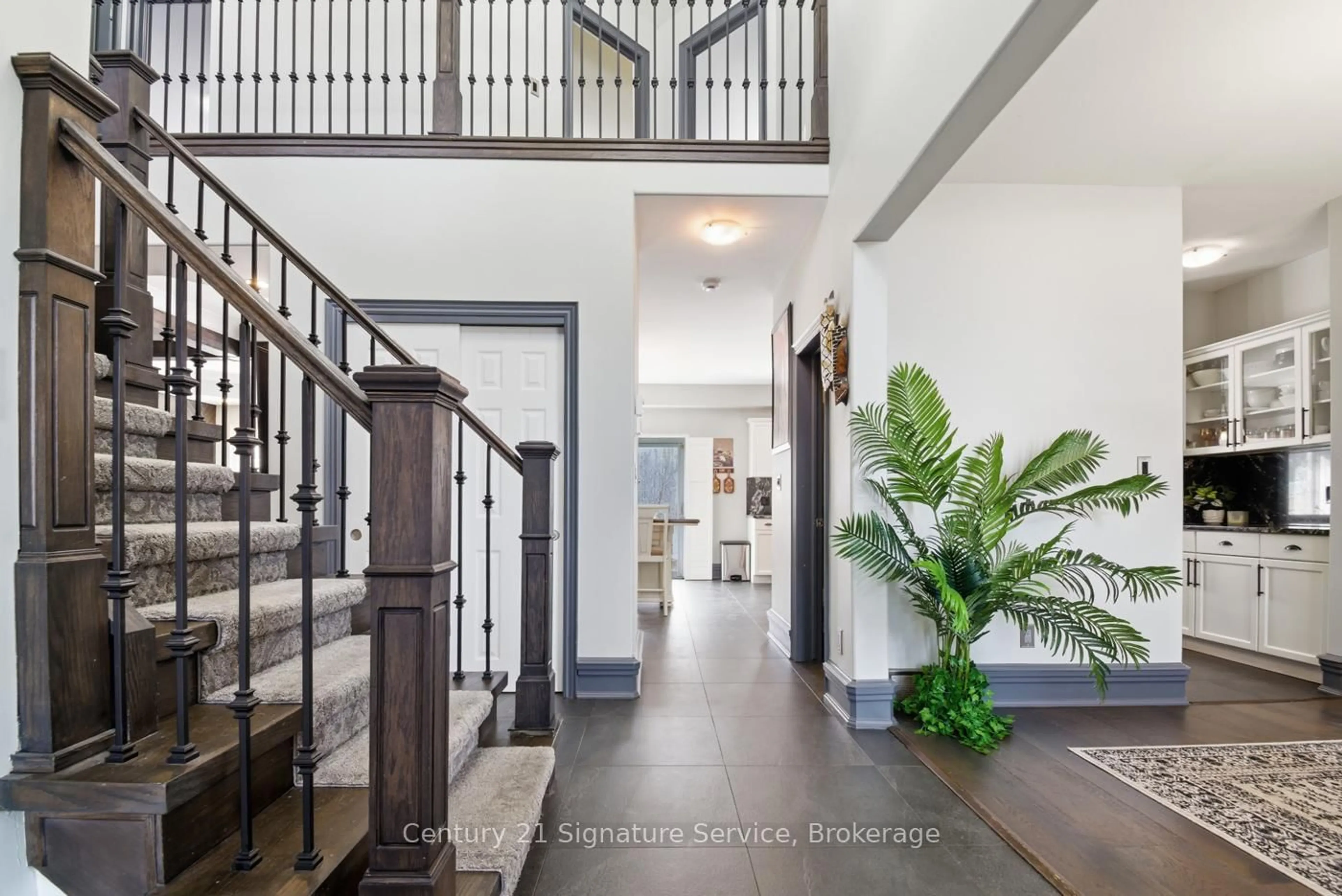 Indoor entryway for 654 Brian St, Fort Erie Ontario L2A 6W2