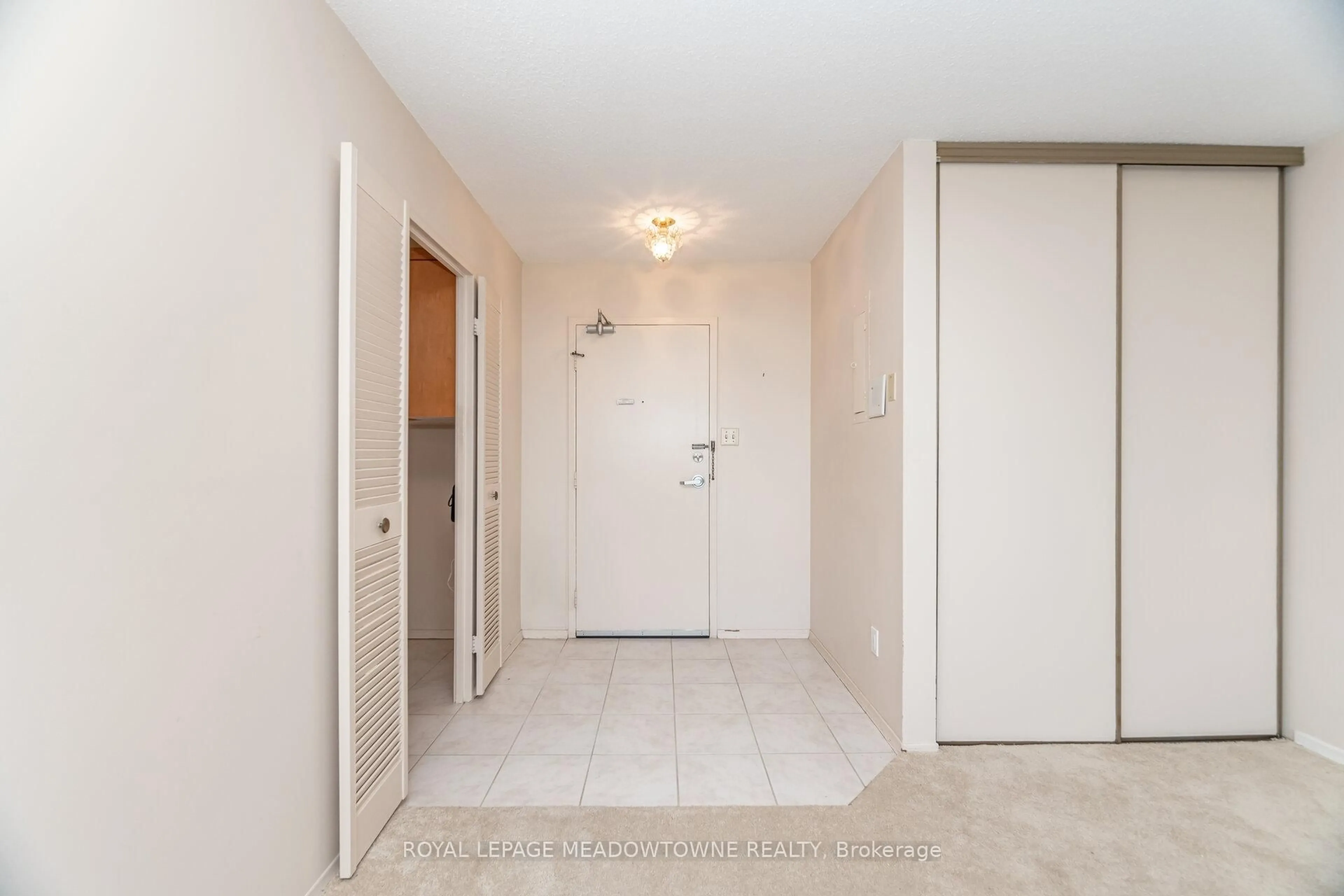 Indoor entryway for 225 Harvard Pl #804, Waterloo Ontario N2J 4H4