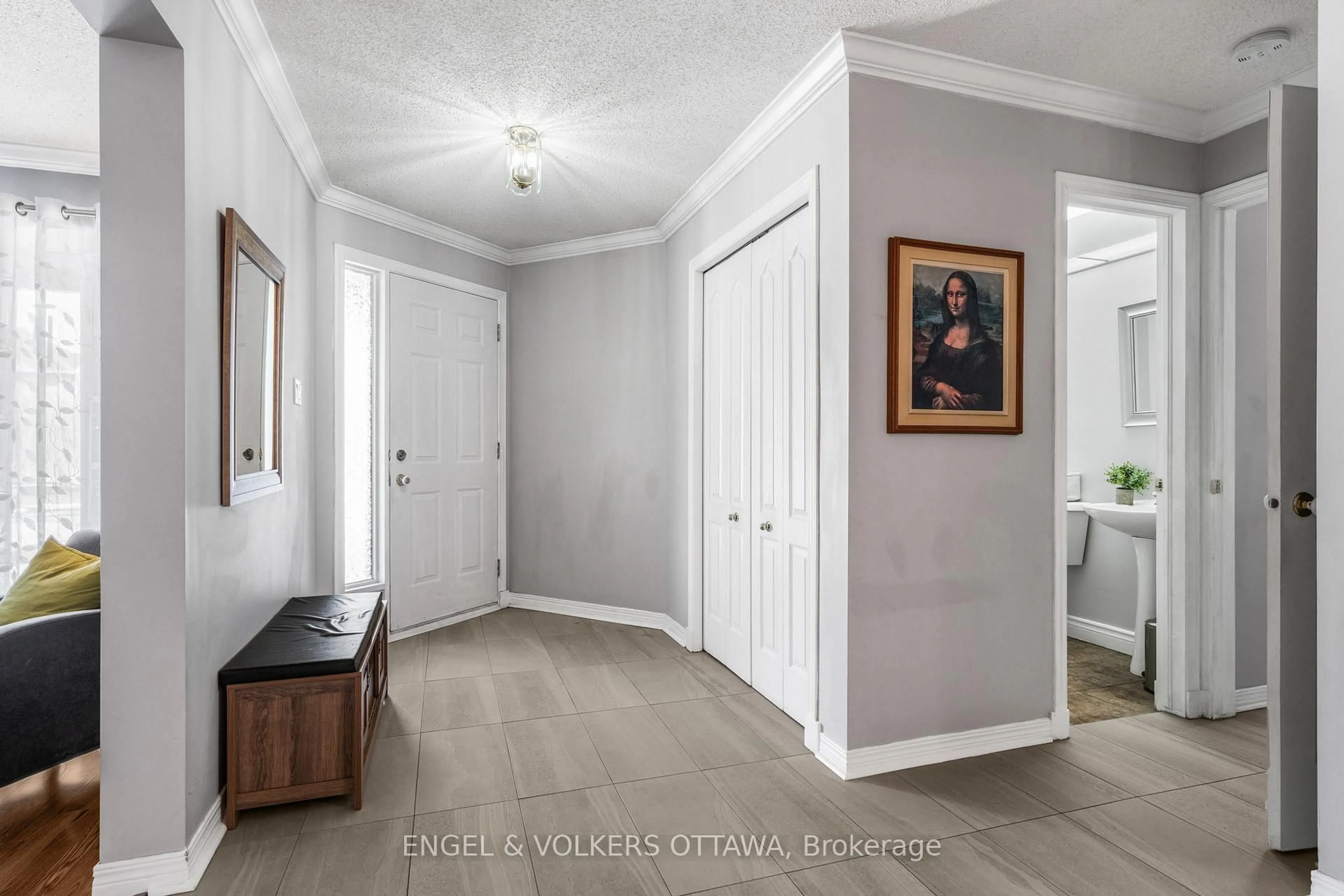 Indoor entryway for 17 Hunterswood Cres, Ottawa Ontario K1G 5V1