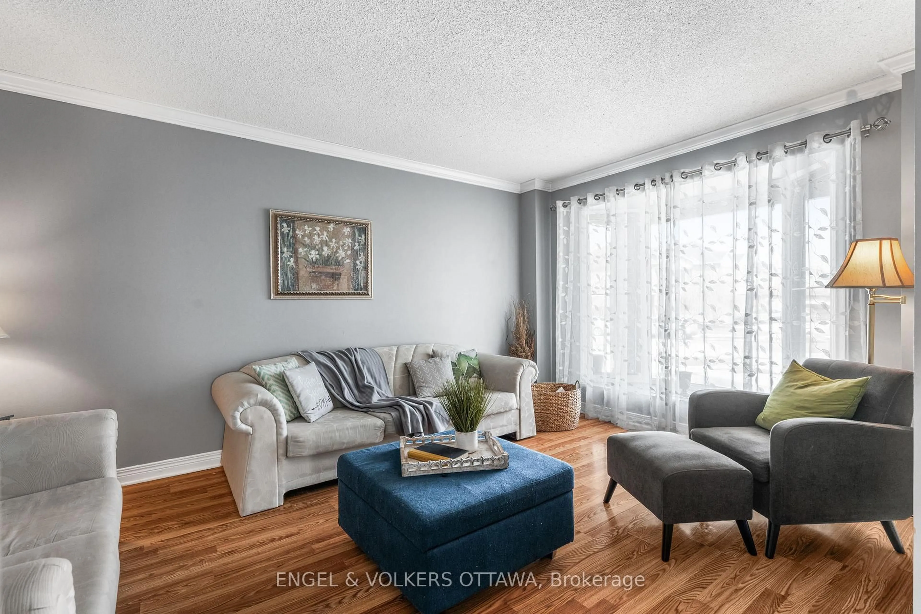 Living room with furniture, wood/laminate floor for 17 Hunterswood Cres, Ottawa Ontario K1G 5V1