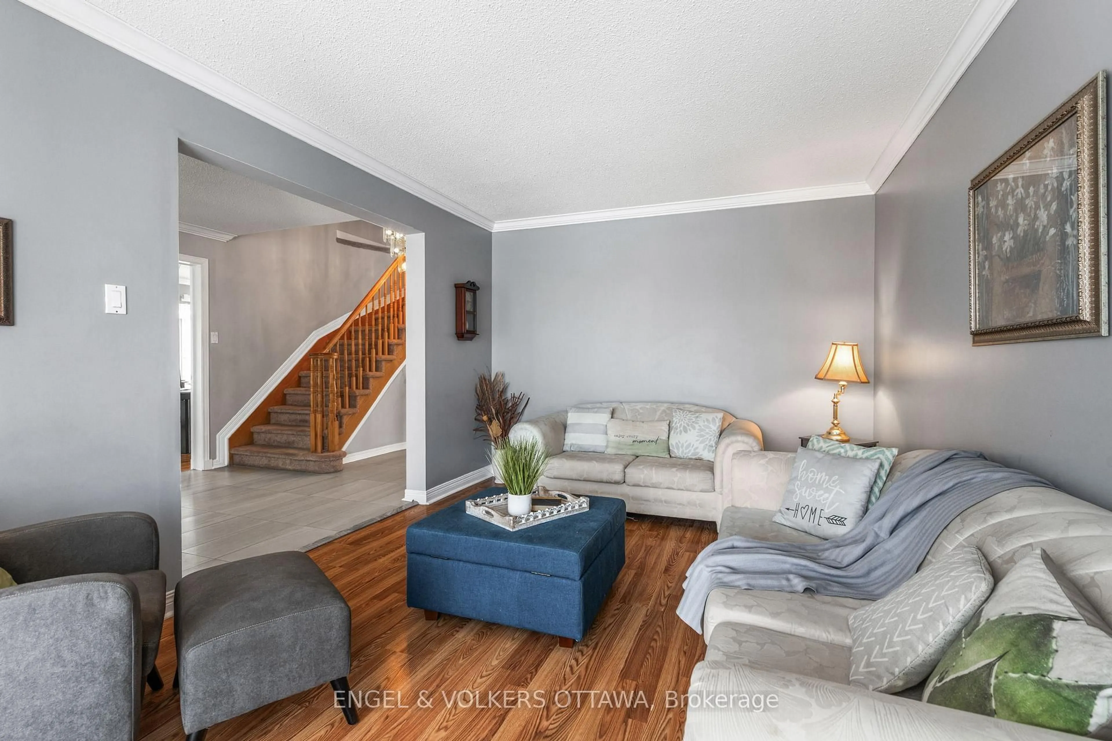 Living room with furniture, unknown for 17 Hunterswood Cres, Ottawa Ontario K1G 5V1