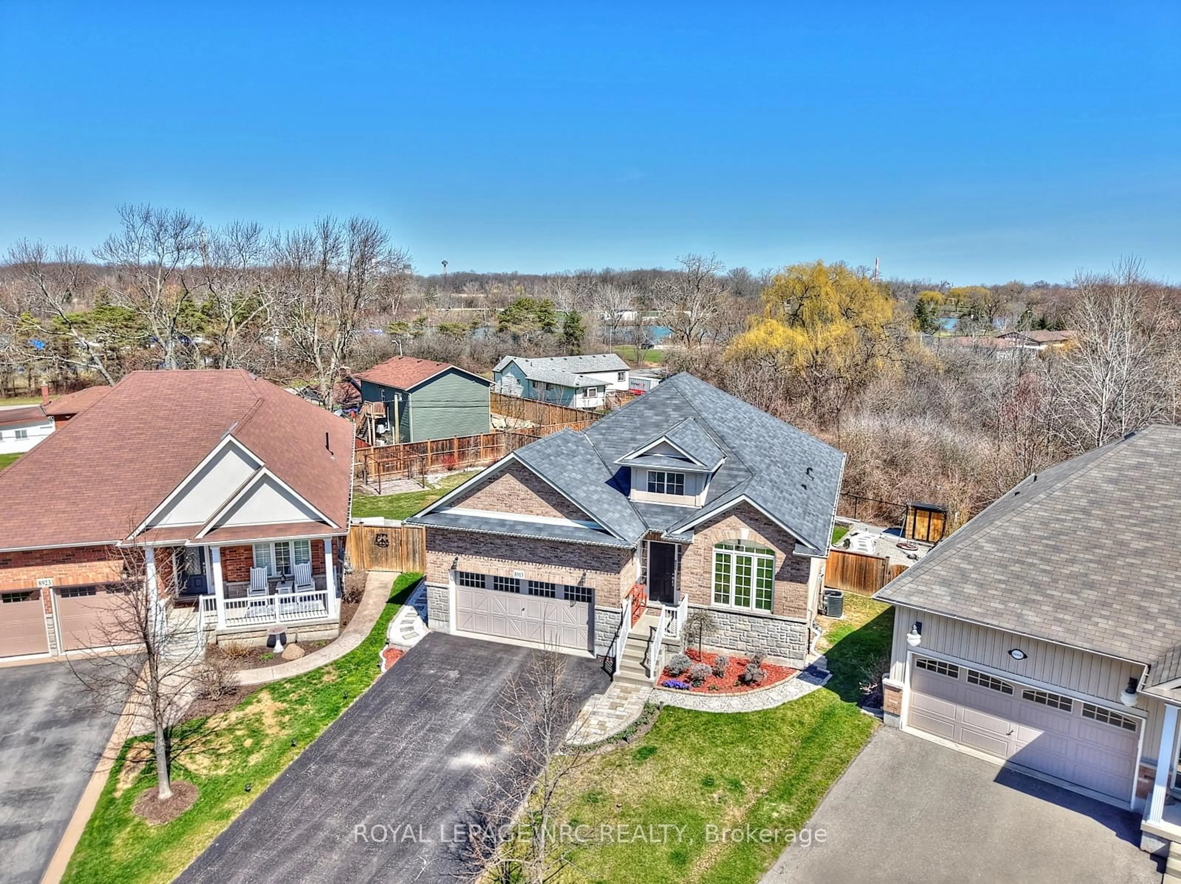 A pic from outside/outdoor area/front of a property/back of a property/a pic from drone, street for 8913 Tallgrass Ave, Niagara Falls Ontario L2G 0E6