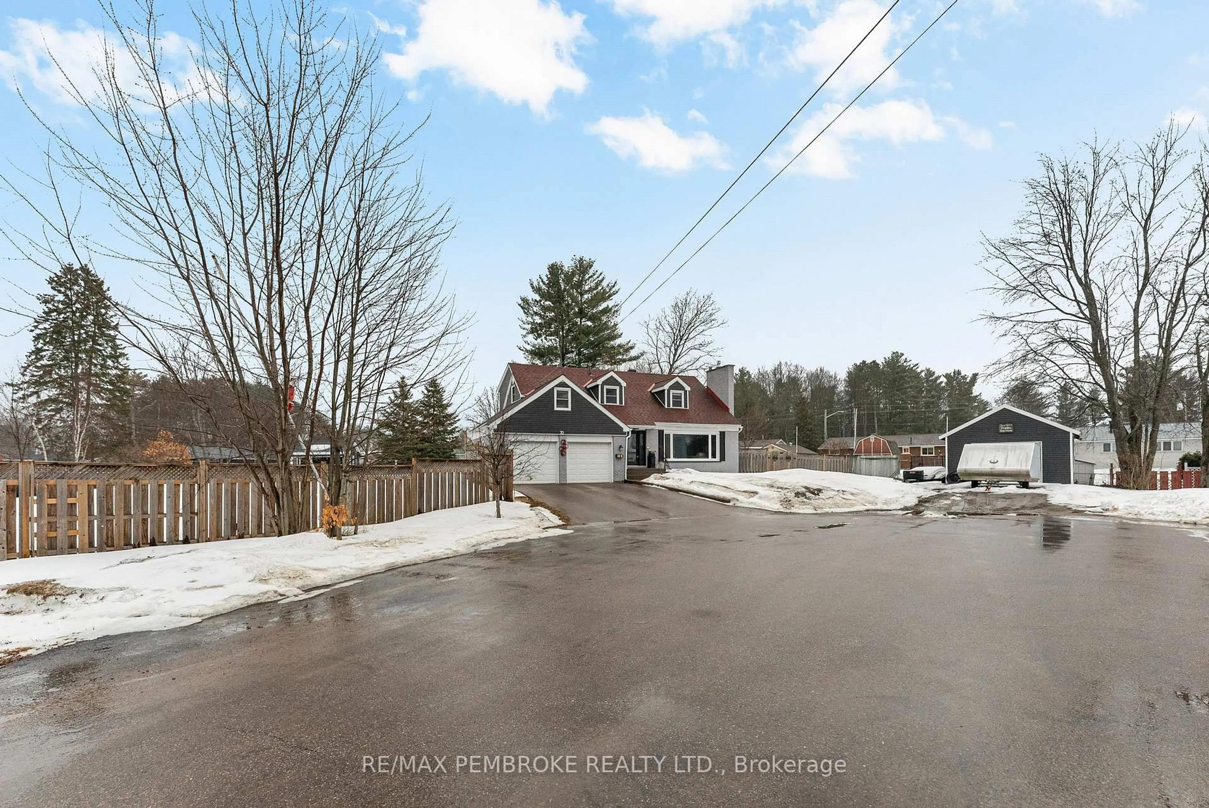 A pic from outside/outdoor area/front of a property/back of a property/a pic from drone, unknown for 70 Mary St, Petawawa Ontario K8H 1S3