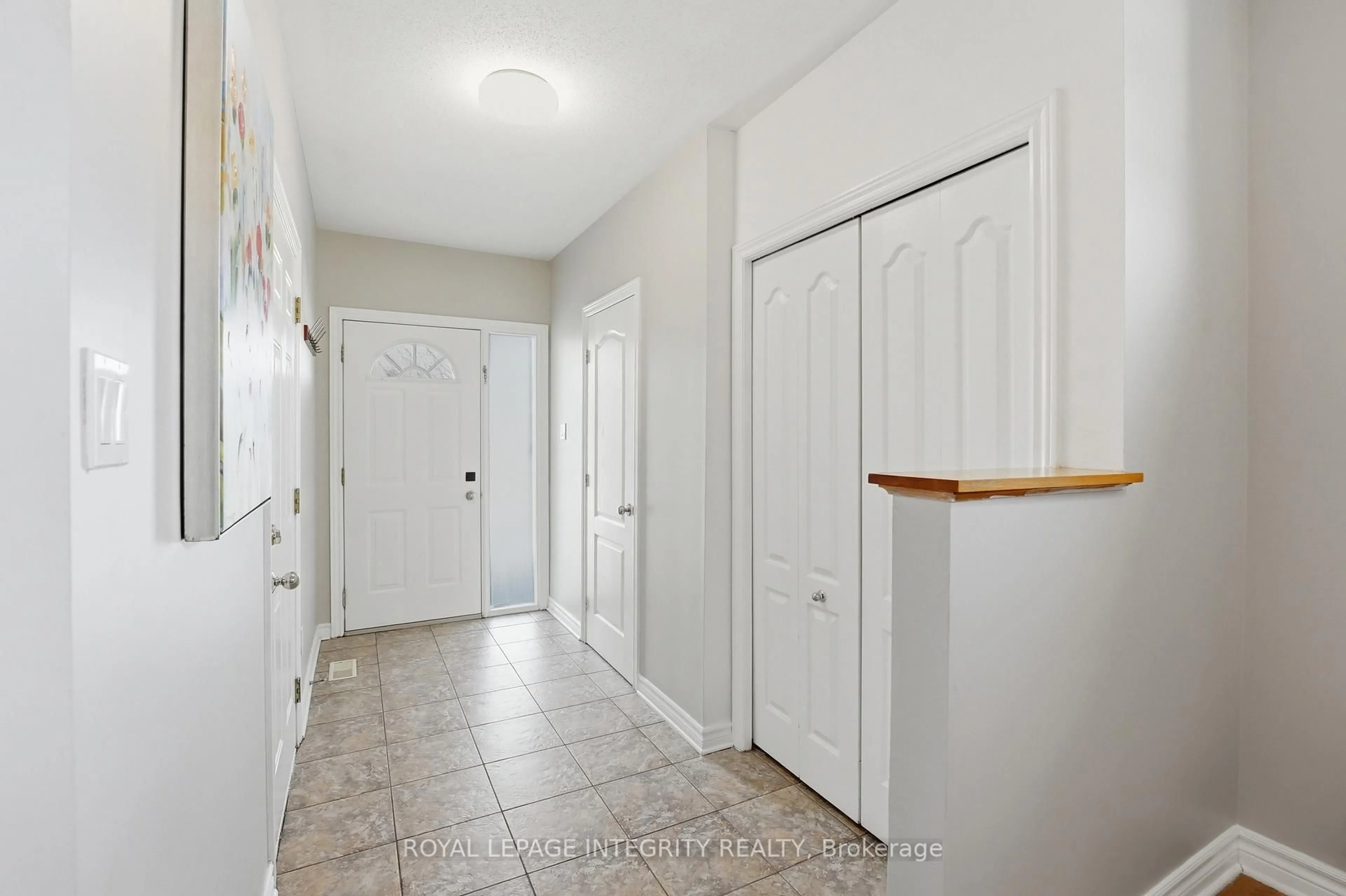 Indoor entryway for 260 Deerfox Dr, Ottawa Ontario K2J 4Z2