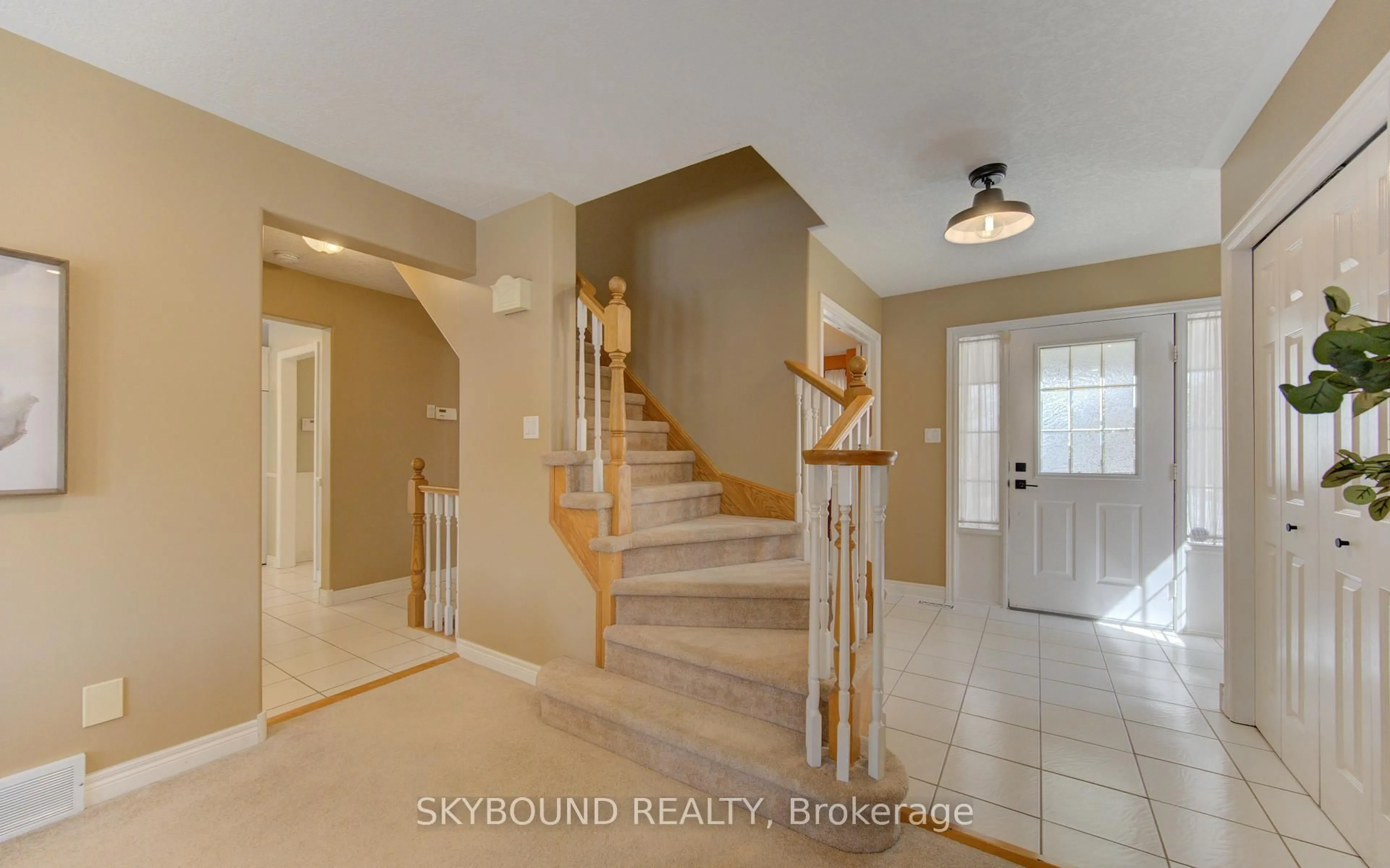 Indoor entryway for 179 Bridgewater Cres, Waterloo Ontario N2T 2M3
