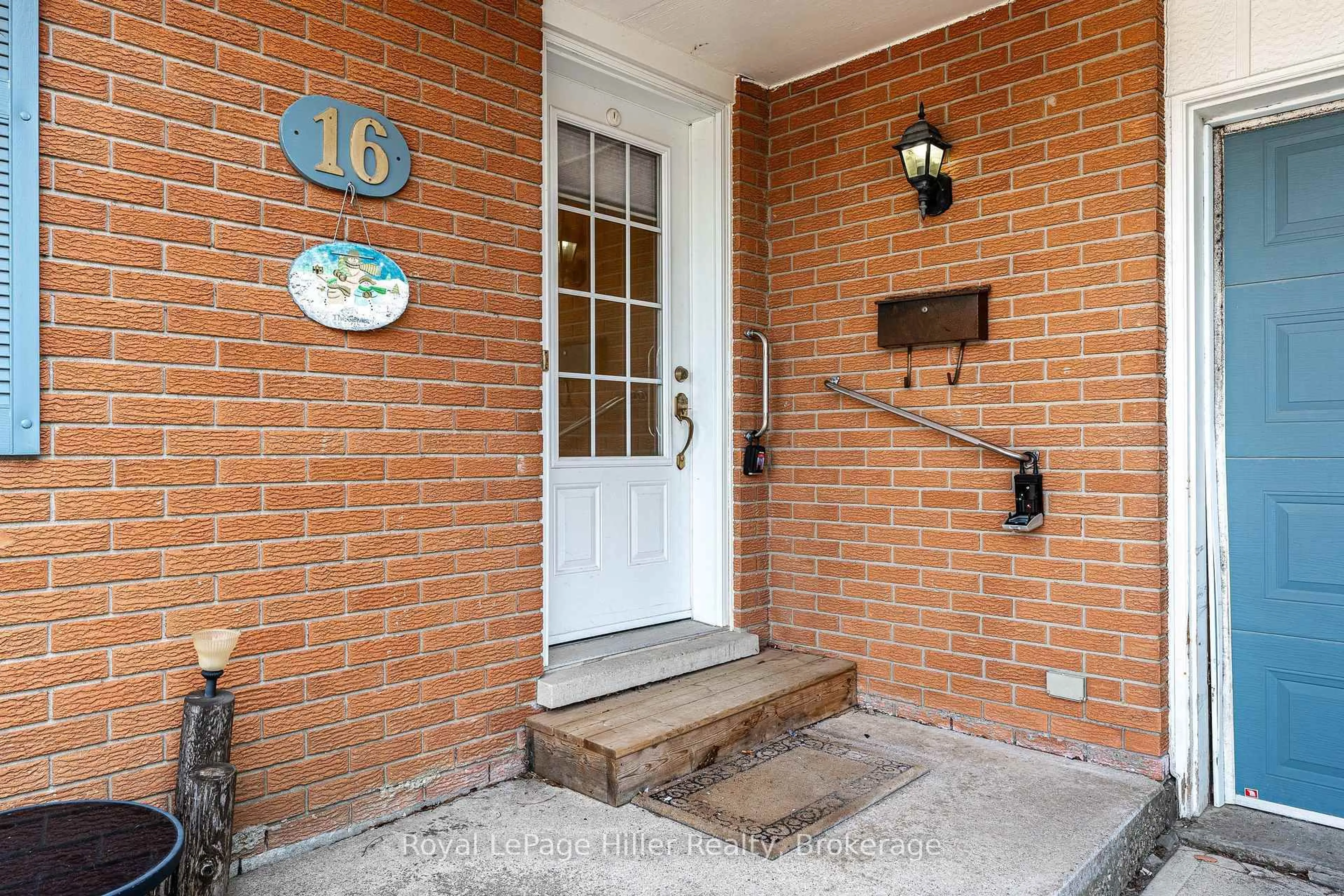 Indoor entryway for 16 Park Lane Dr, Stratford Ontario N5A 5B9