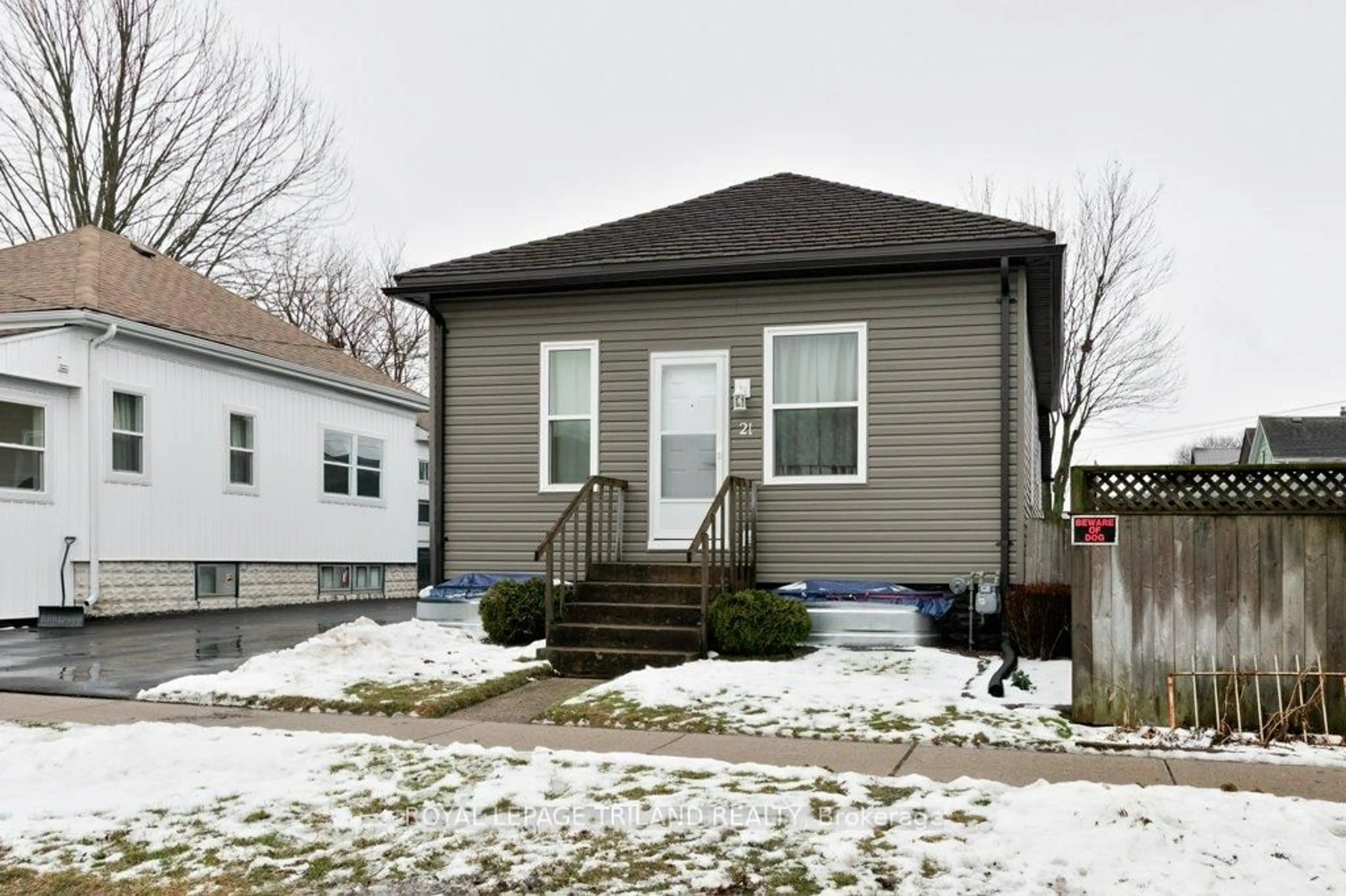 Home with vinyl exterior material, street for 21 Mariam St, St. Thomas Ontario N5P 1W9