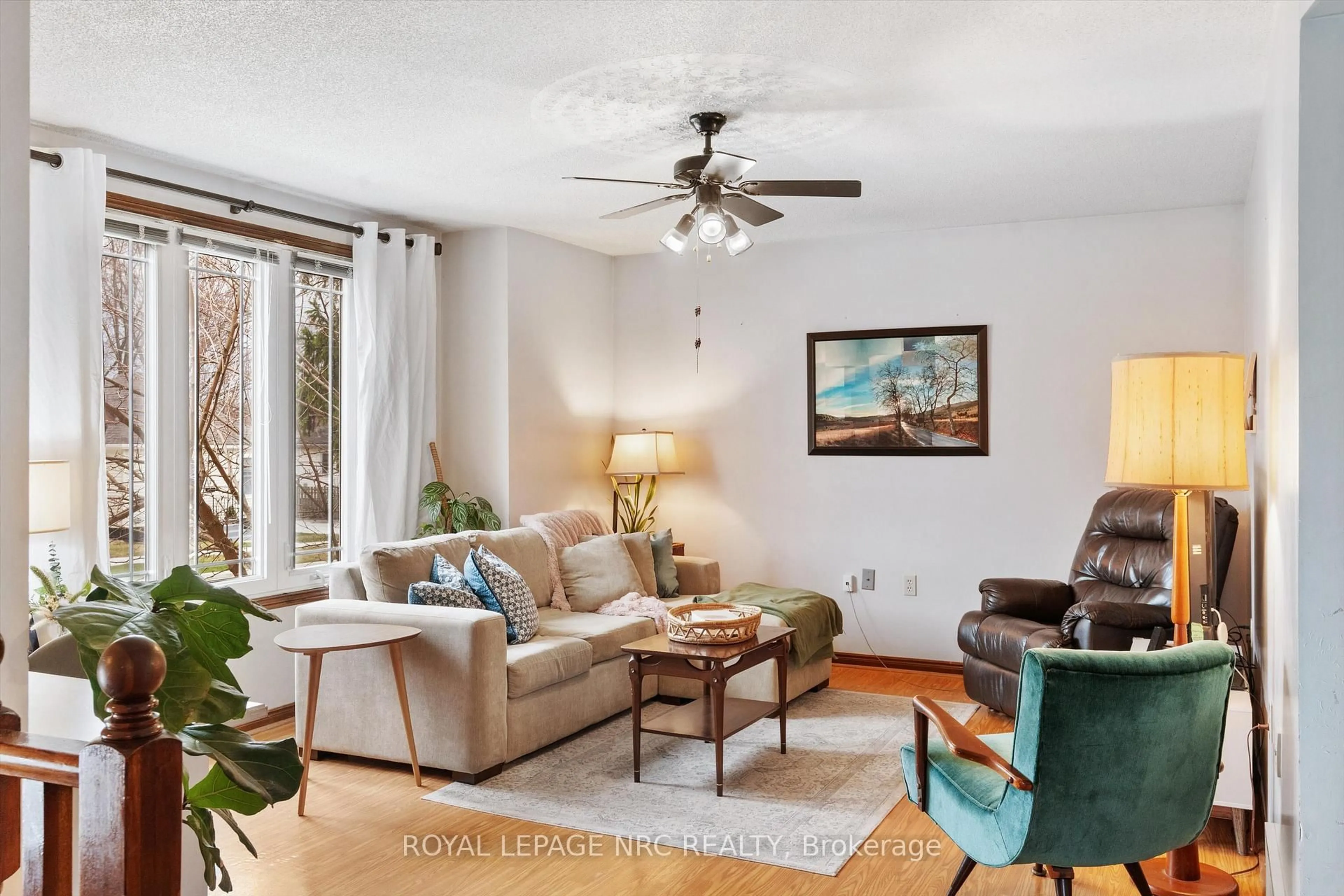 Living room with furniture, unknown for 163 Pine St, Thorold Ontario L2V 3M5